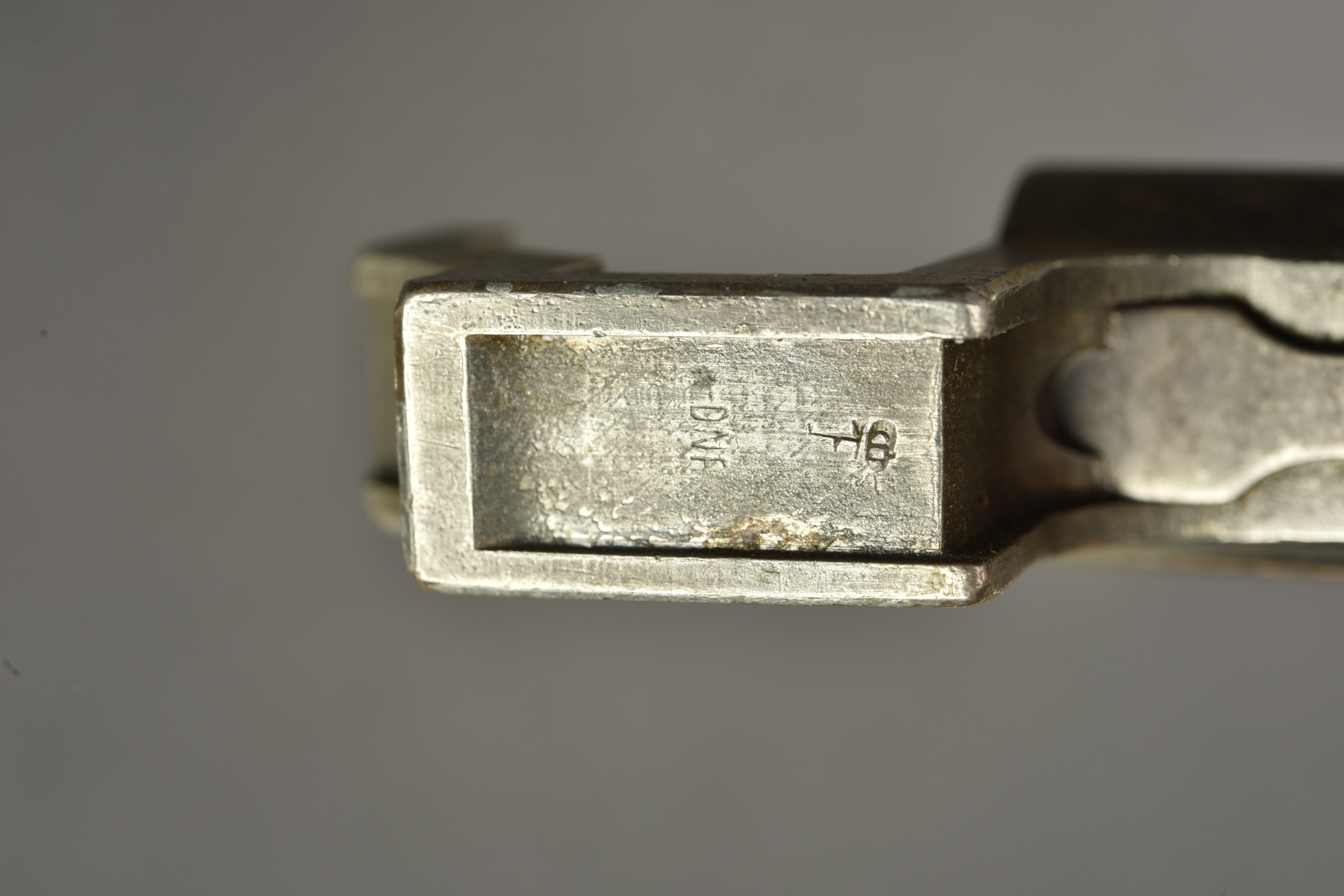 Lot allemand bouchon G98, boucle de ceinturon et pattes d'épaule. German lot including Gewehr 98 muzzle cover, belt buckle and shoulder straps — photo 2