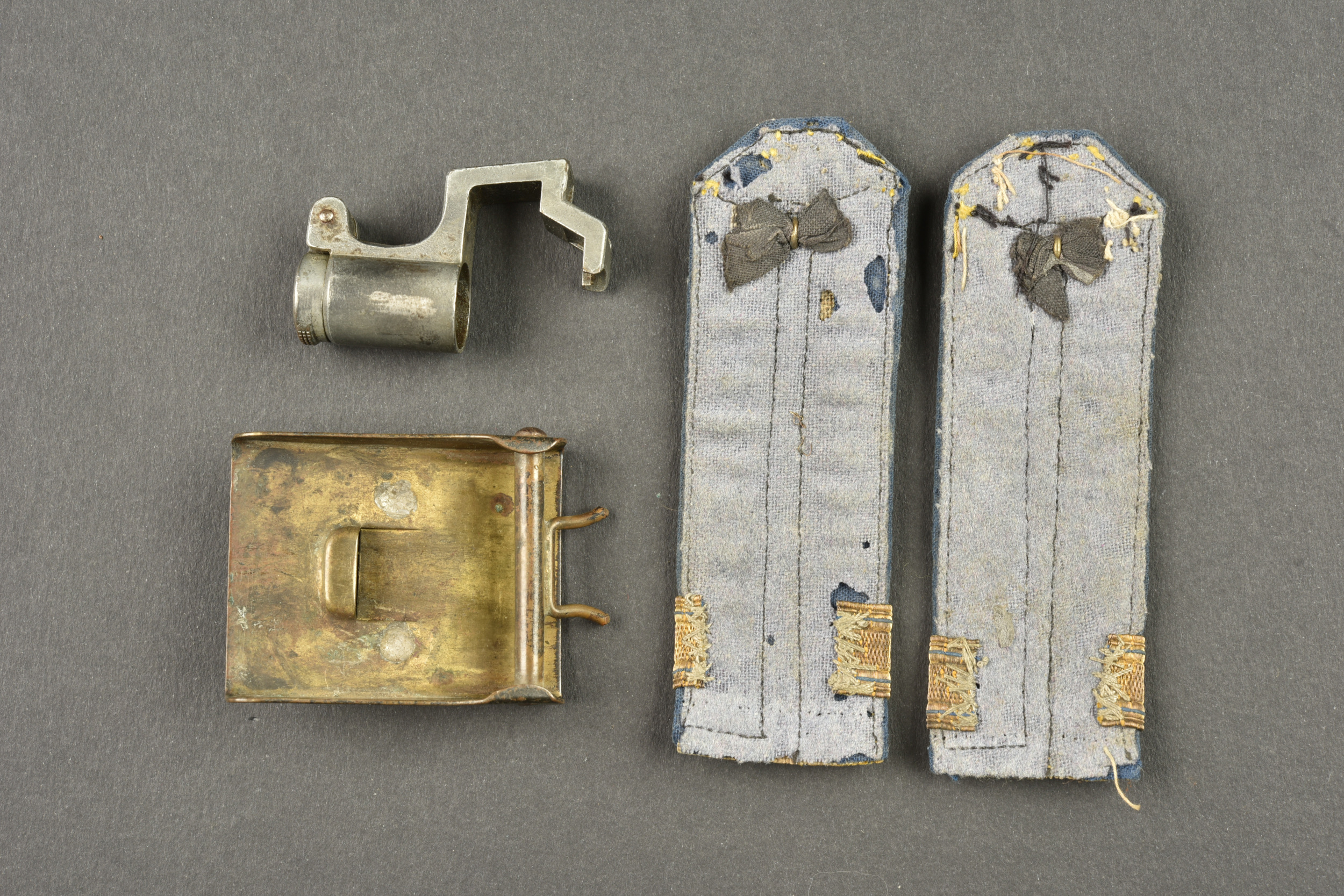 Lot allemand bouchon G98, boucle de ceinturon et pattes d'épaule. German lot including Gewehr 98 muzzle cover, belt buckle and shoulder straps — photo 3