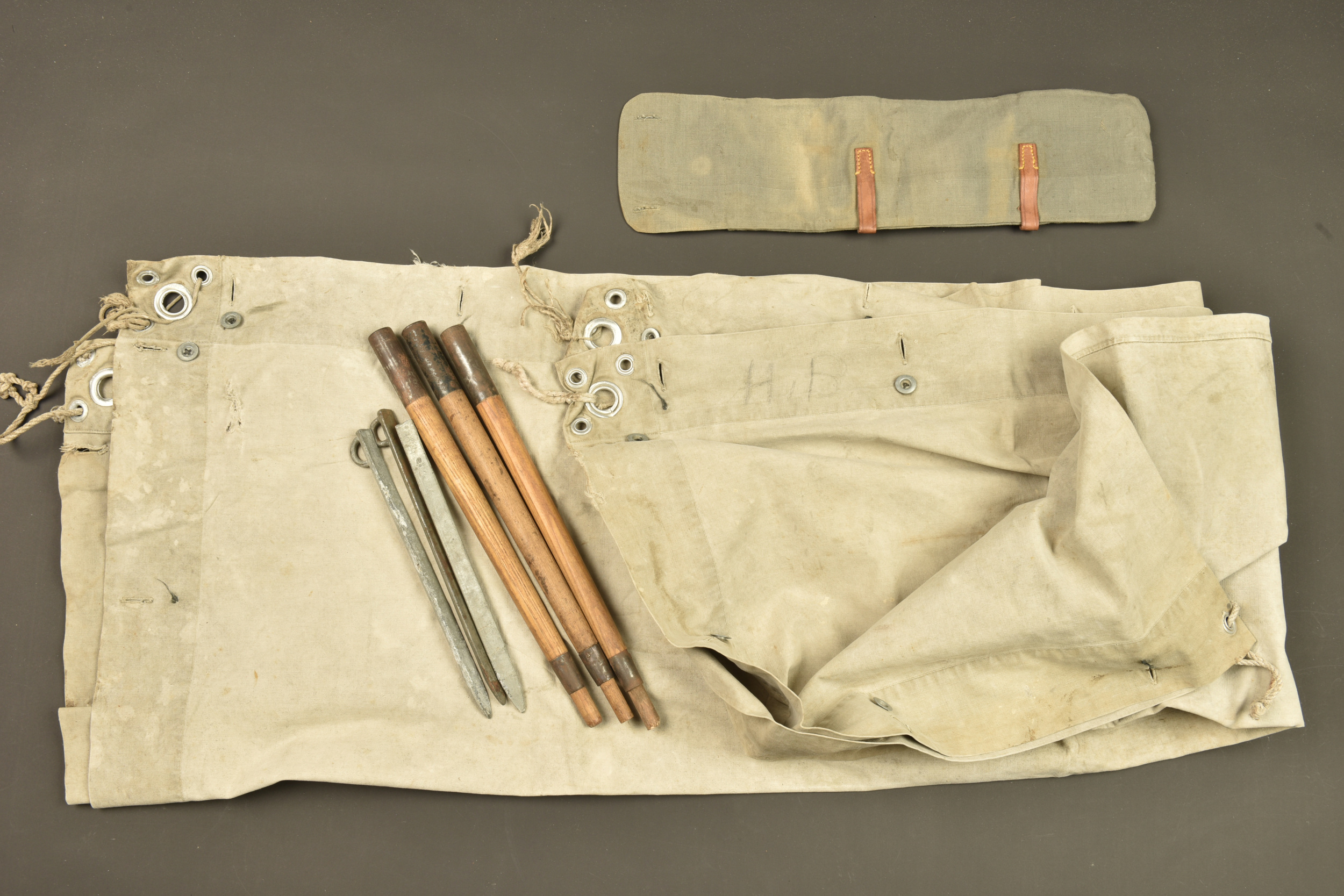 Toile de tente allemande avec étui et piquets de tente. German shelter half with carrier and tent pegs — photo 3