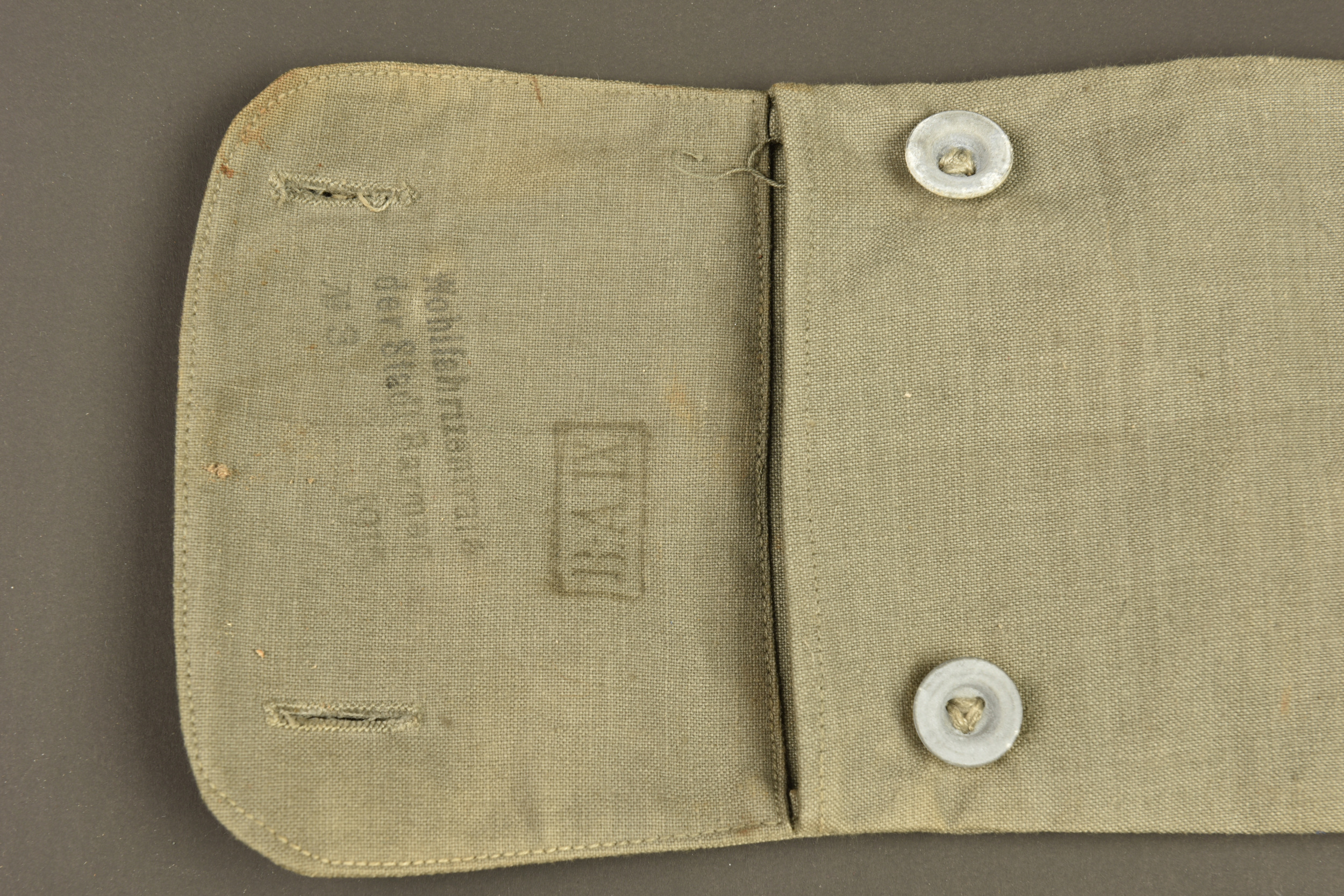 Toile de tente allemande avec étui et piquets de tente. German shelter half with carrier and tent pegs — photo 4