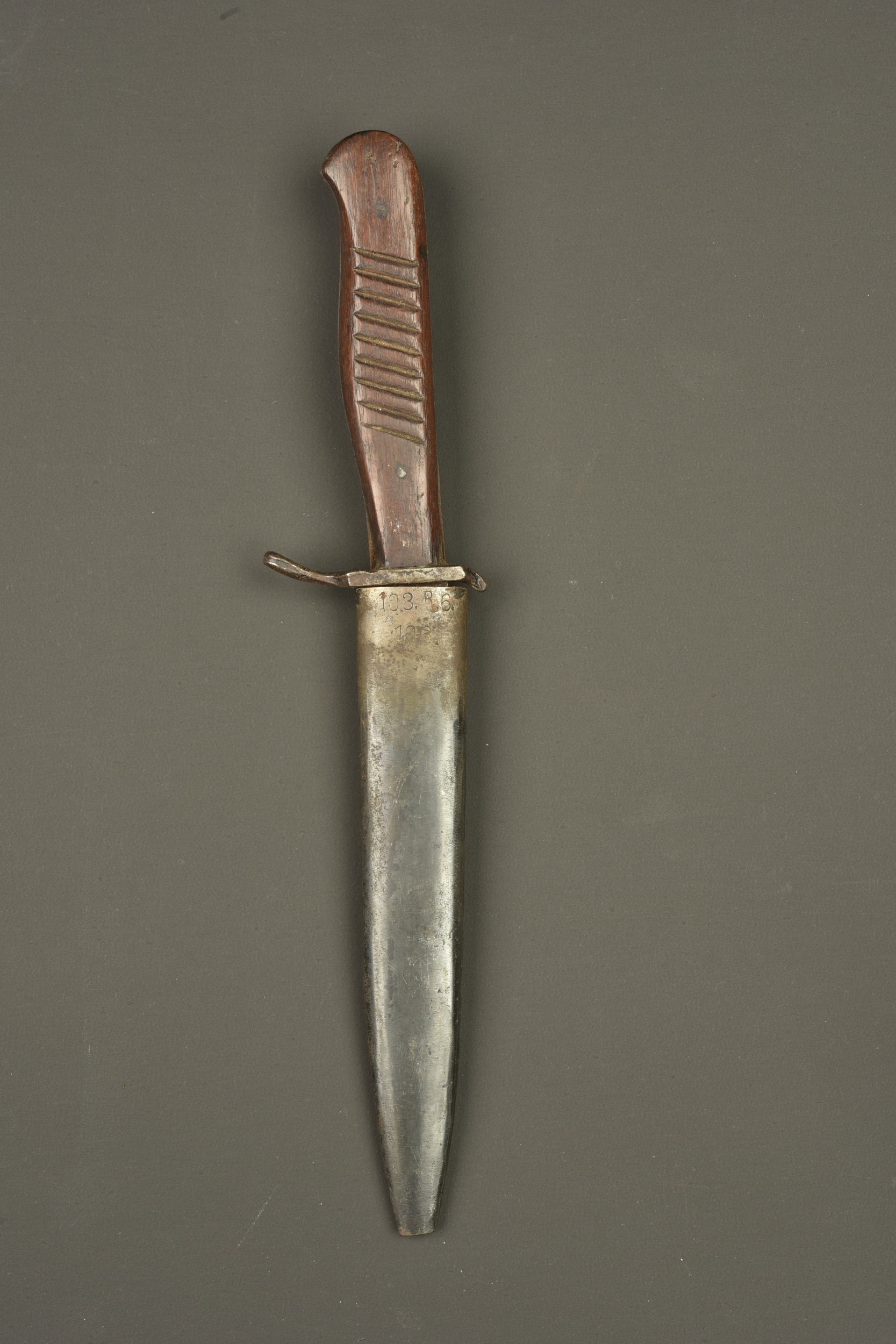 Poignard de combat allemand régimenté 103R saxon. Regimentally marked German combat knife of Saxon Infantry Regiment 103 — photo 1