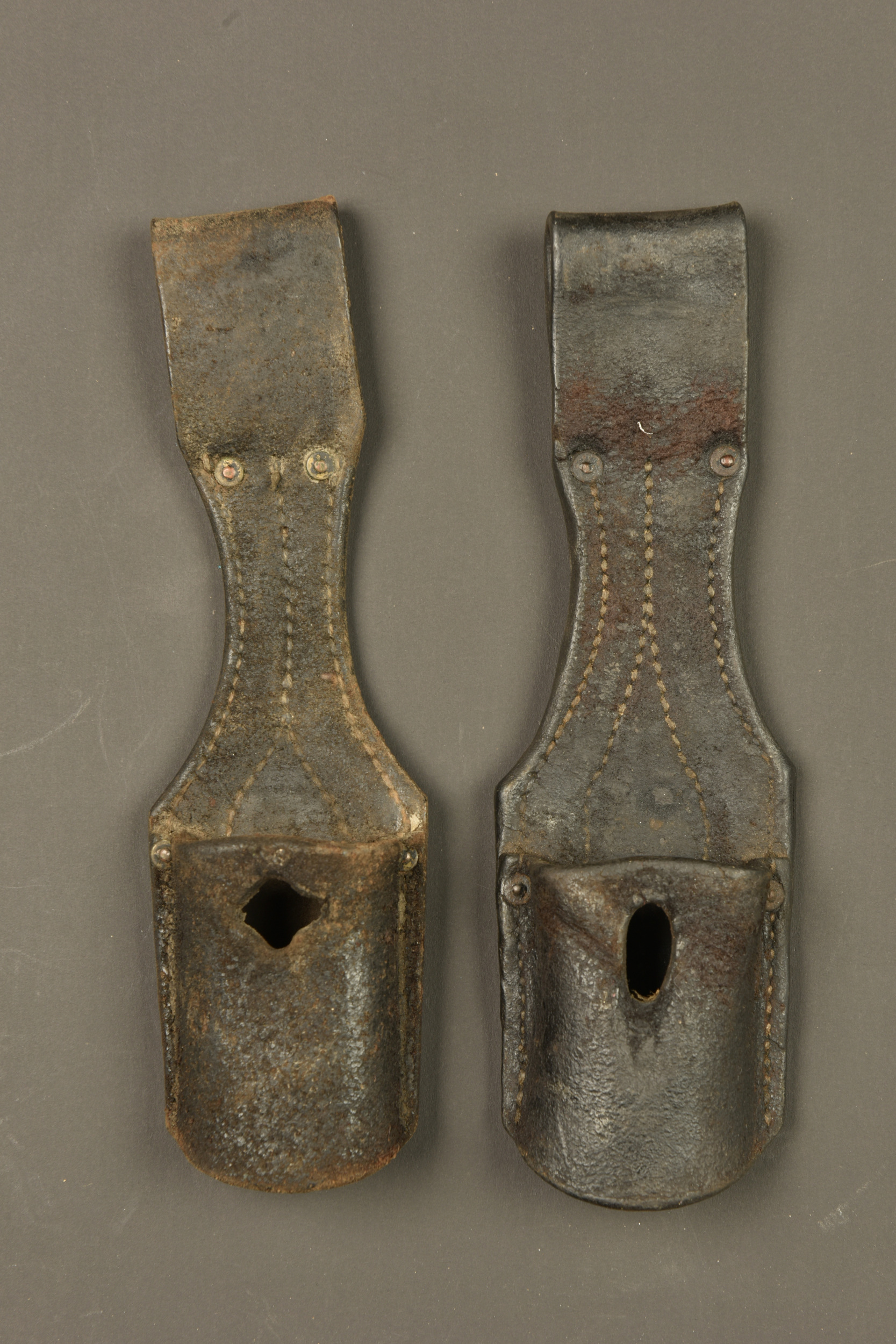 Lot de 2 goussets porte baïonnette 98-05. Lot of two 98/05 bayonet frogs — photo 1
