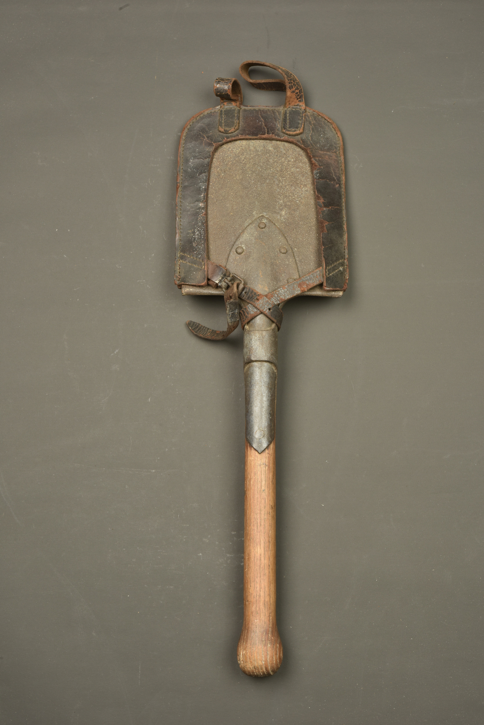 Pelle individuelle allemande avec porte pelle cuir. German entrenching tool with leather carrier — photo 1