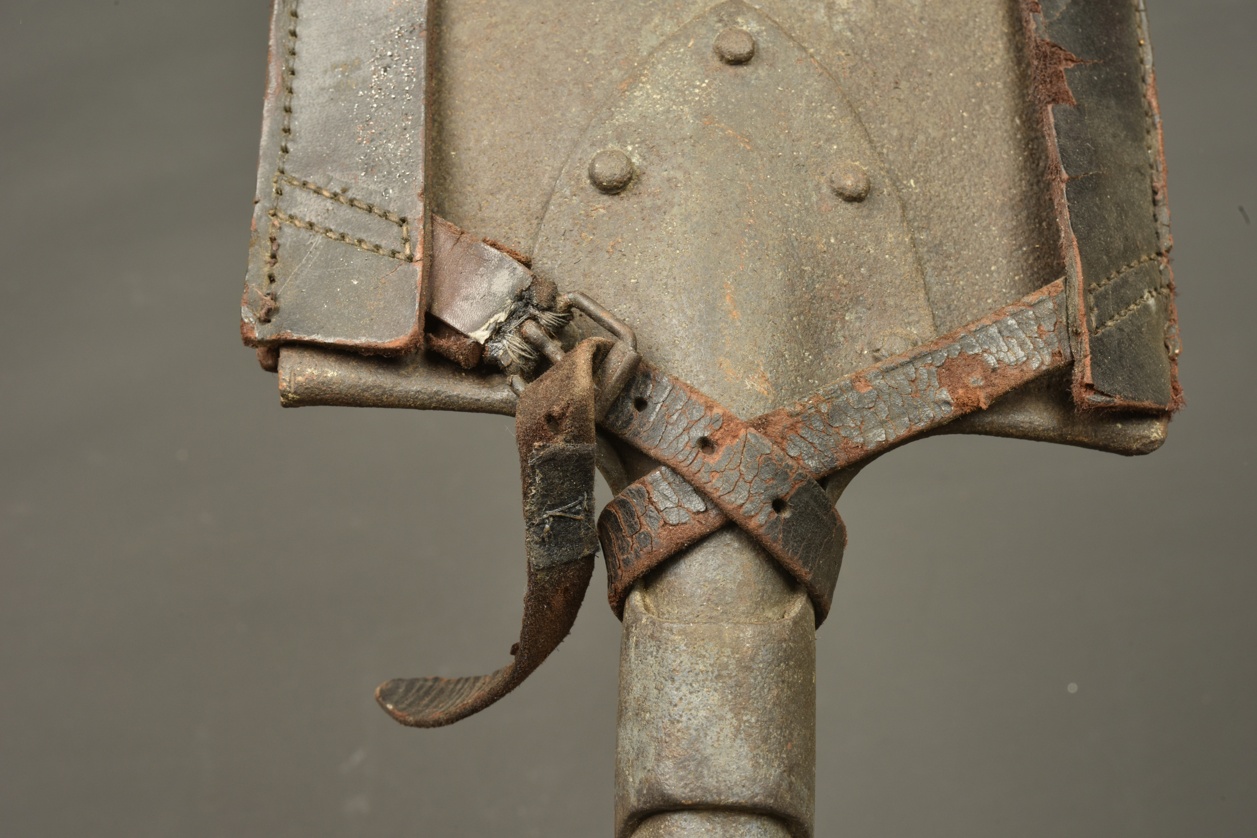 Pelle individuelle allemande avec porte pelle cuir. German entrenching tool with leather carrier — photo 2