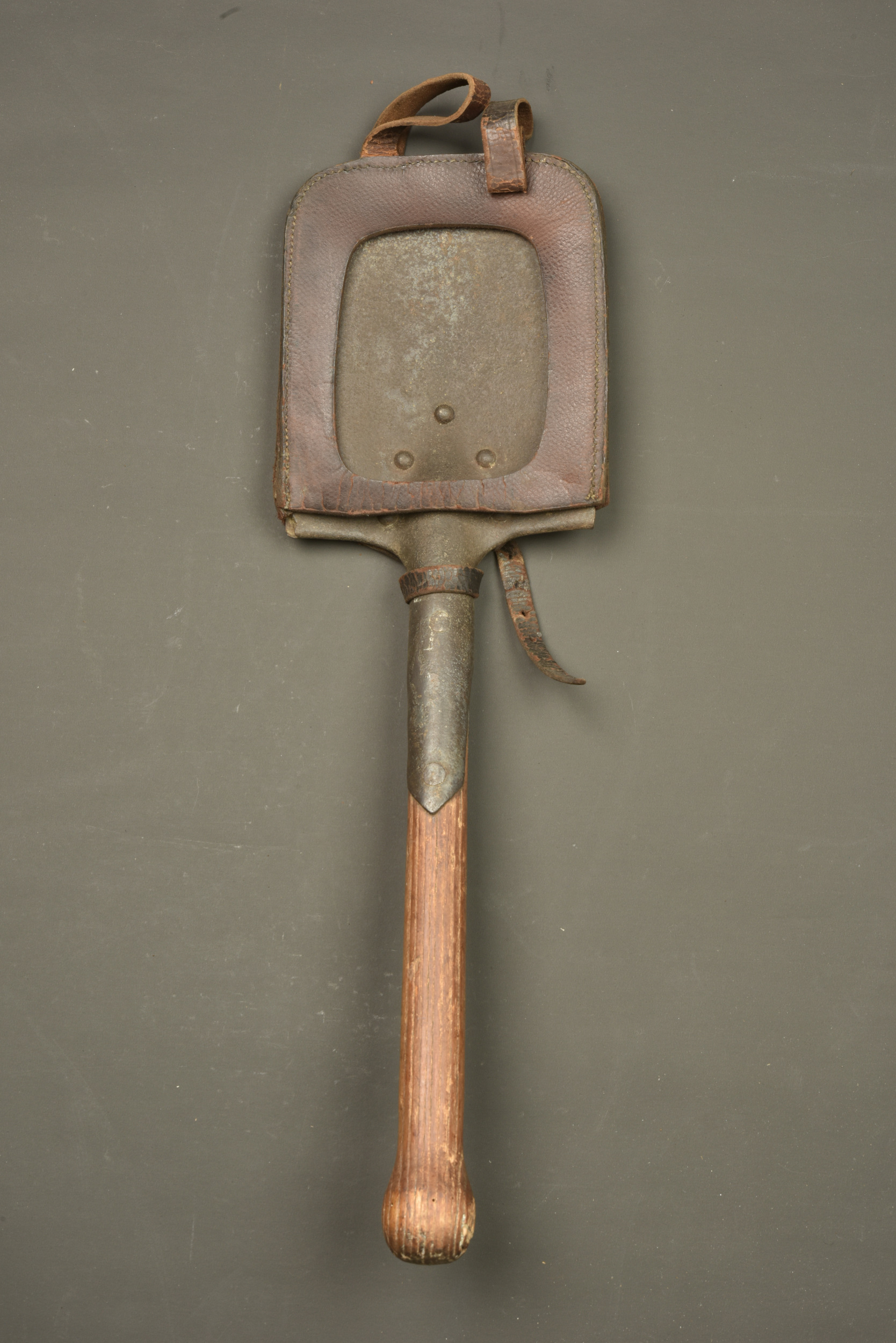 Pelle individuelle allemande avec porte pelle cuir. German entrenching tool with leather carrier — photo 3