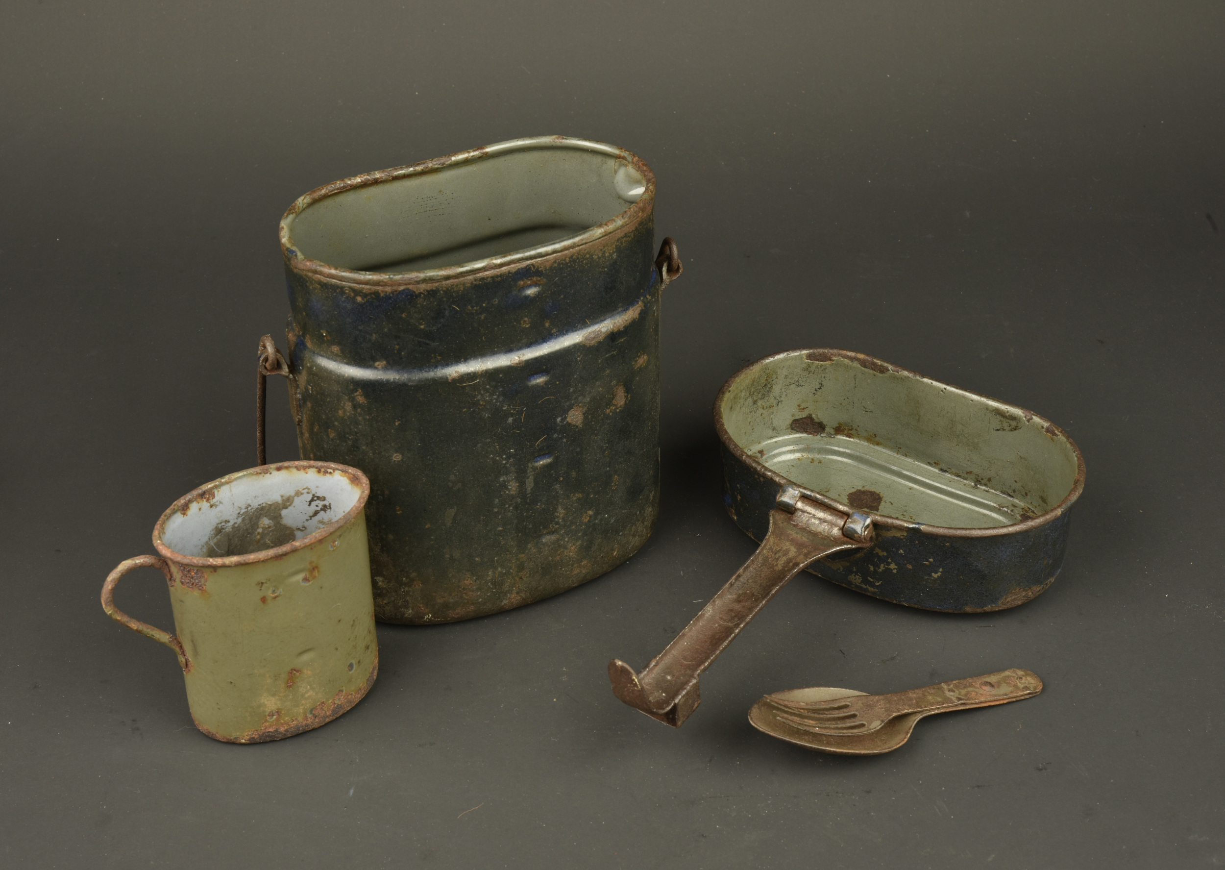 Gamelle, quart et couverts allemands. German mess tin, drinking cup and cutlery set — photo 1