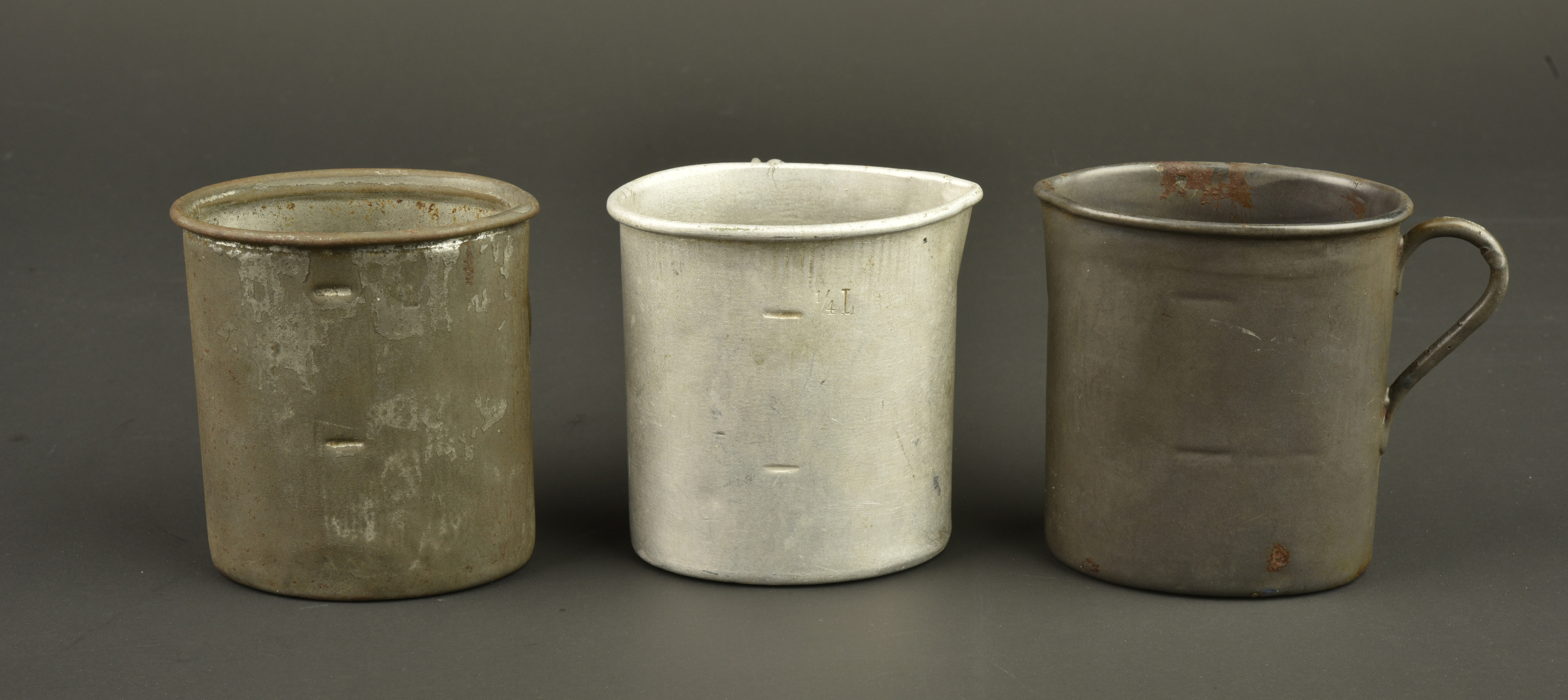Lot de 3 quarts allemands de différents modèles. Lot of three German drinking cups of different models — photo 1