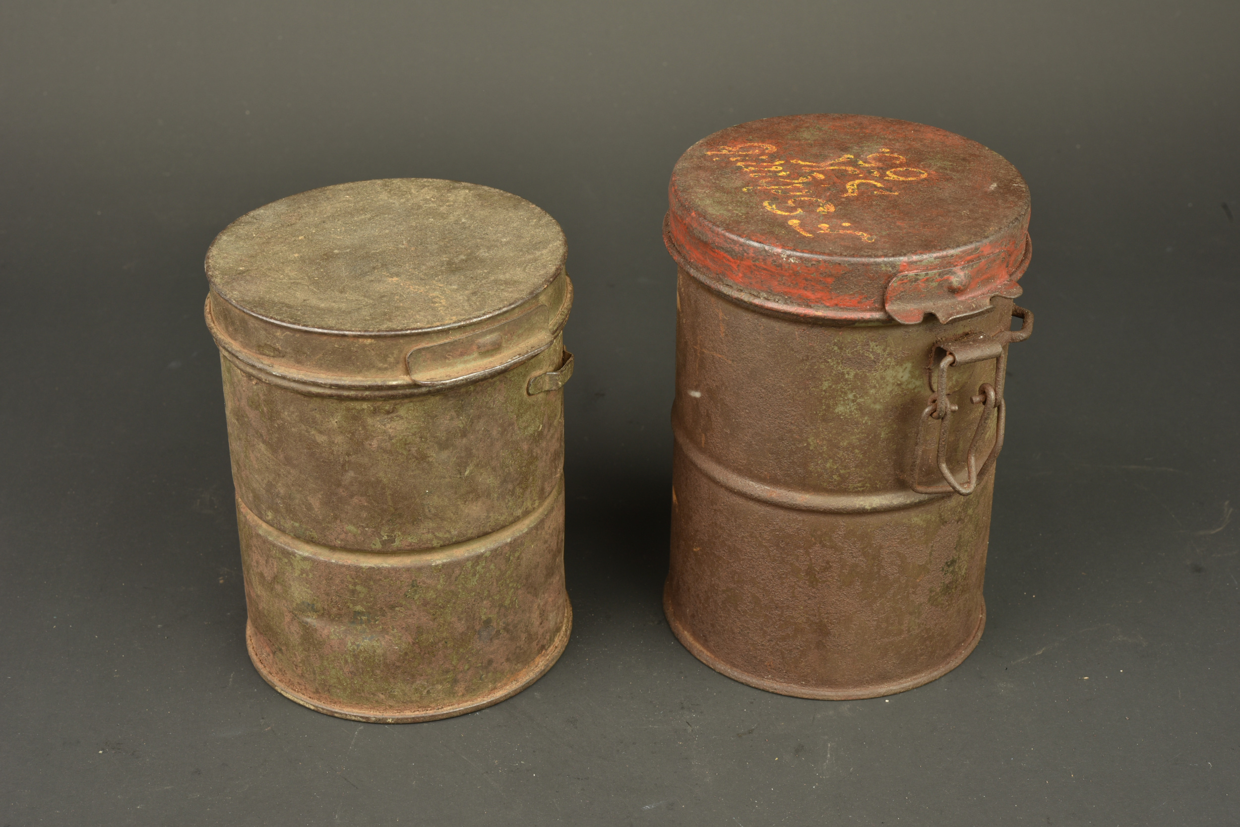 Lot de 2 boîtes de masque anti-gaz allemands. Lot of two German gas mask canisters — photo 1