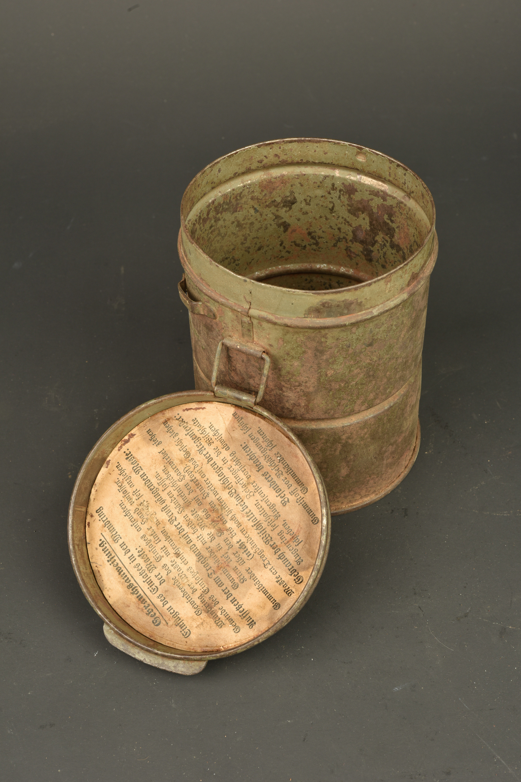 Lot de 2 boîtes de masque anti-gaz allemands. Lot of two German gas mask canisters — photo 3
