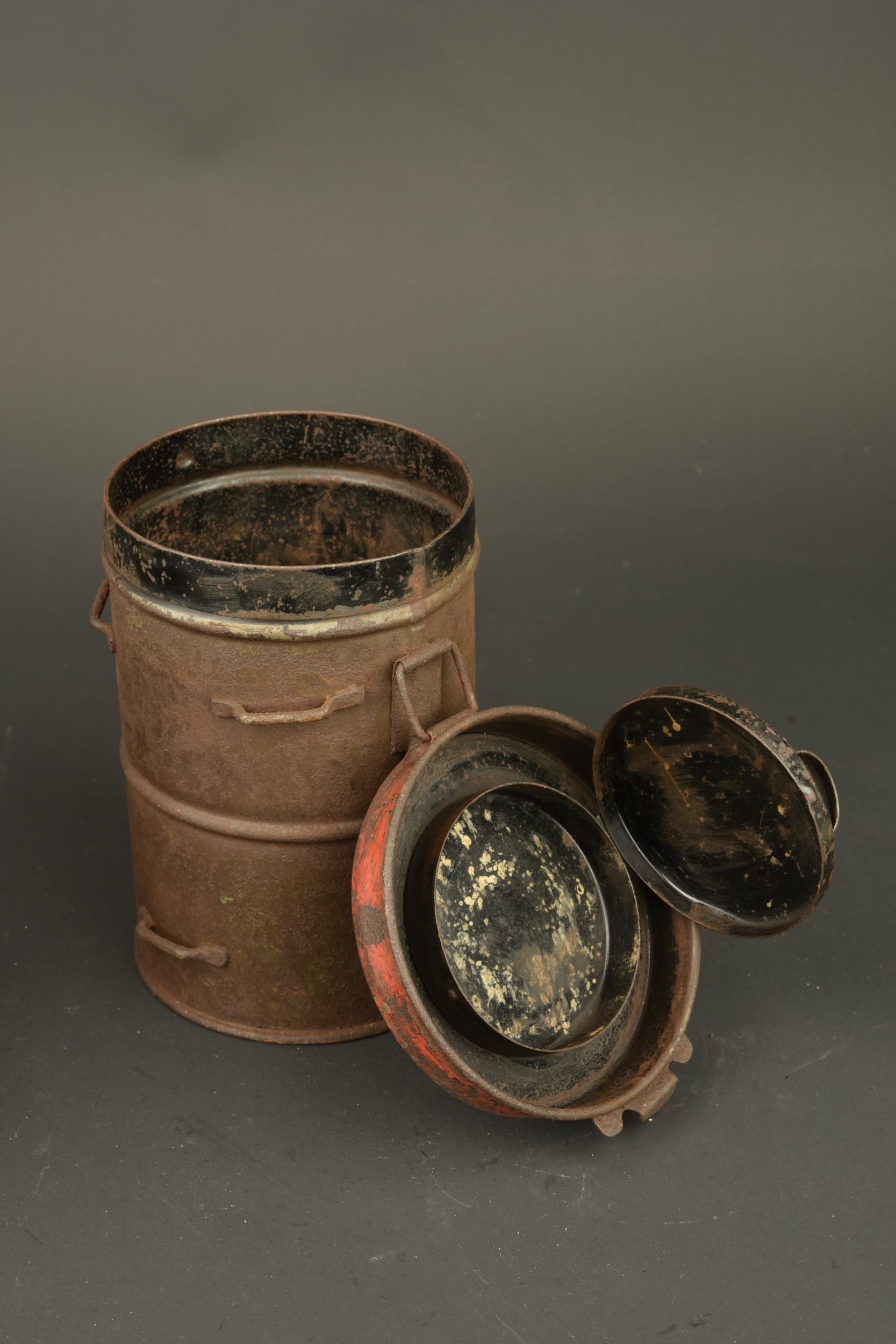 Lot de 2 boîtes de masque anti-gaz allemands. Lot of two German gas mask canisters — photo 4