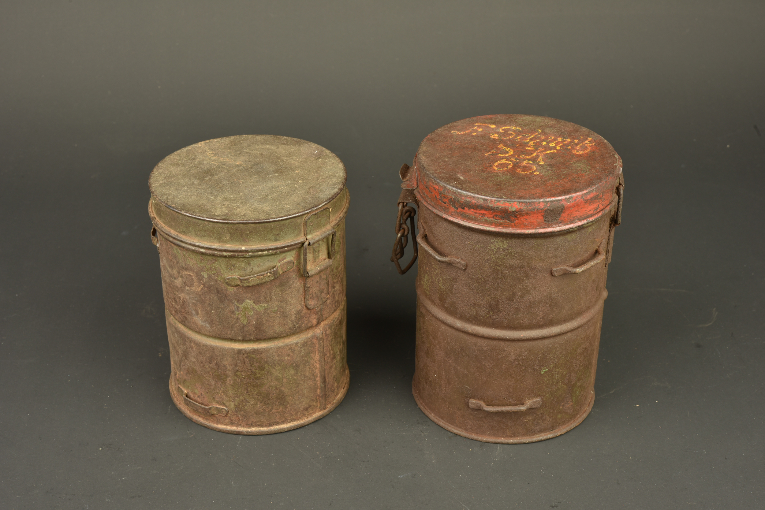 Lot de 2 boîtes de masque anti-gaz allemands. Lot of two German gas mask canisters — photo 6