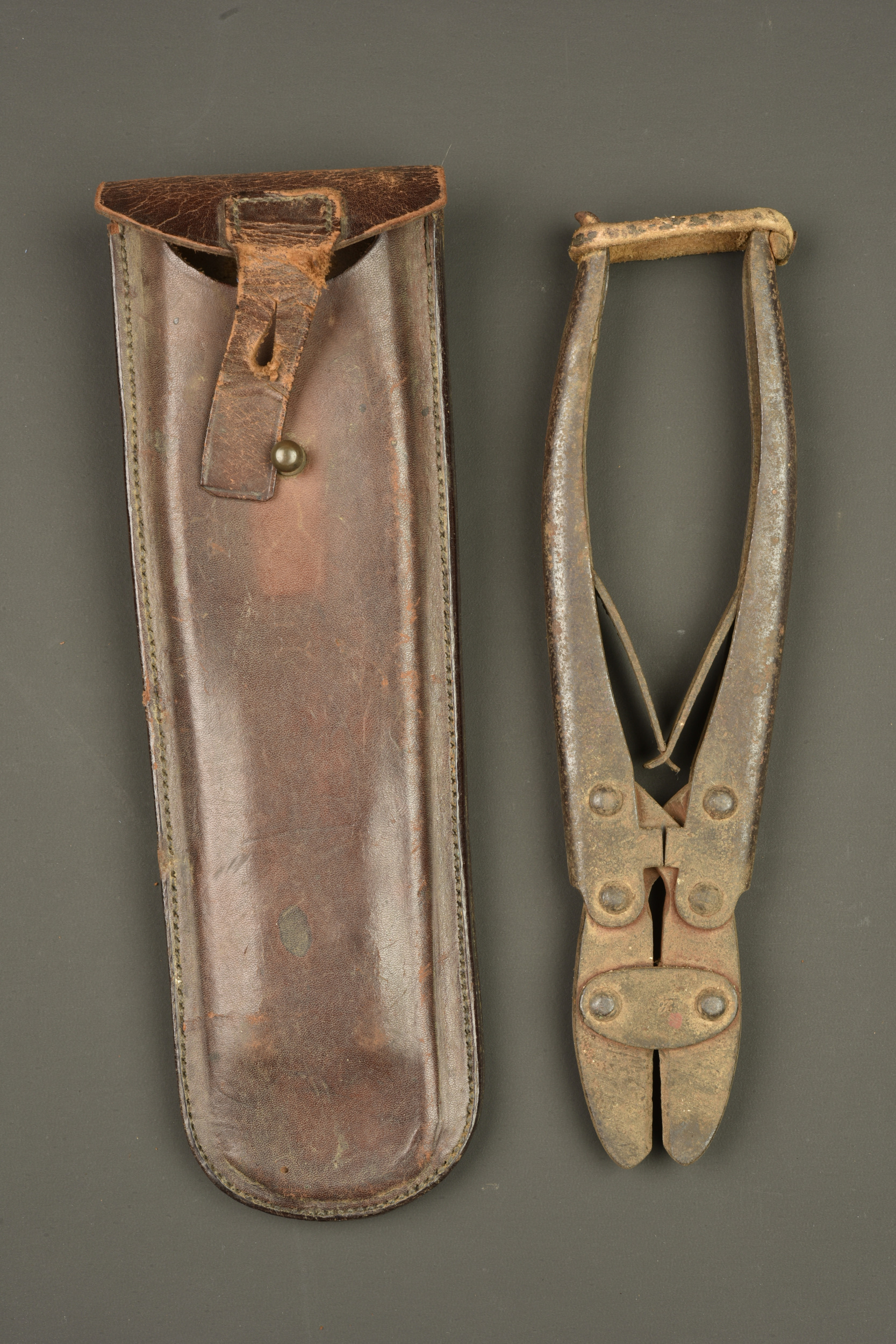 Pince coupante allemande M1911 dans son étui cuir. German Model 1911 wire cutters in leather carrier — photo 1