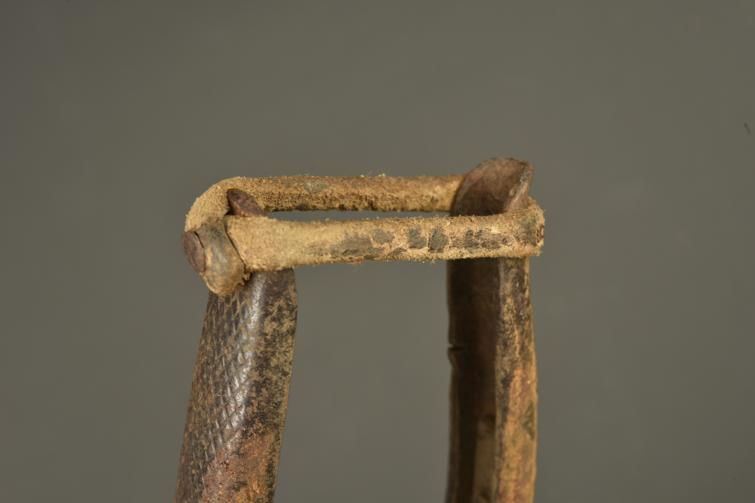 Pince coupante allemande M1911 dans son étui cuir. German Model 1911 wire cutters in leather carrier — photo 2