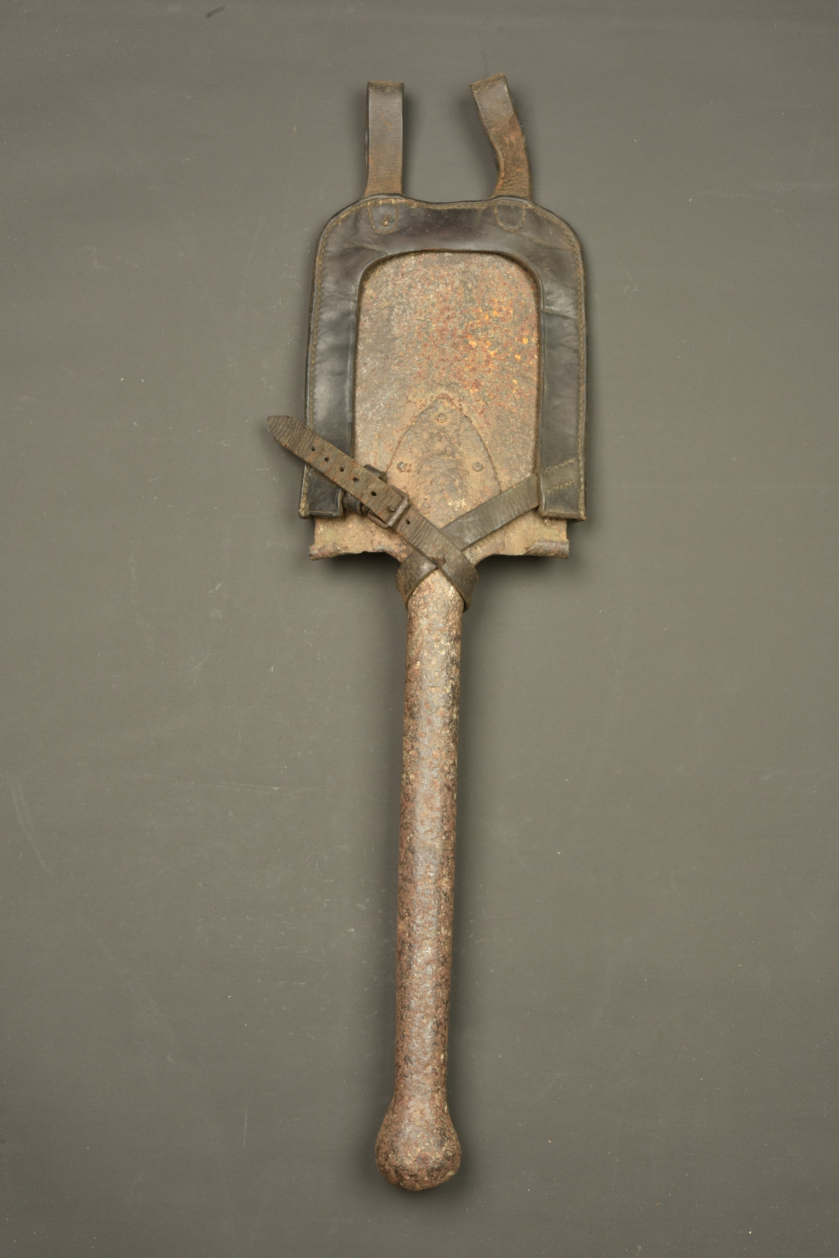 Pelle individuelle allemande entièrement métallique avec étui. All metal German entrenching tool with carrier — photo 1