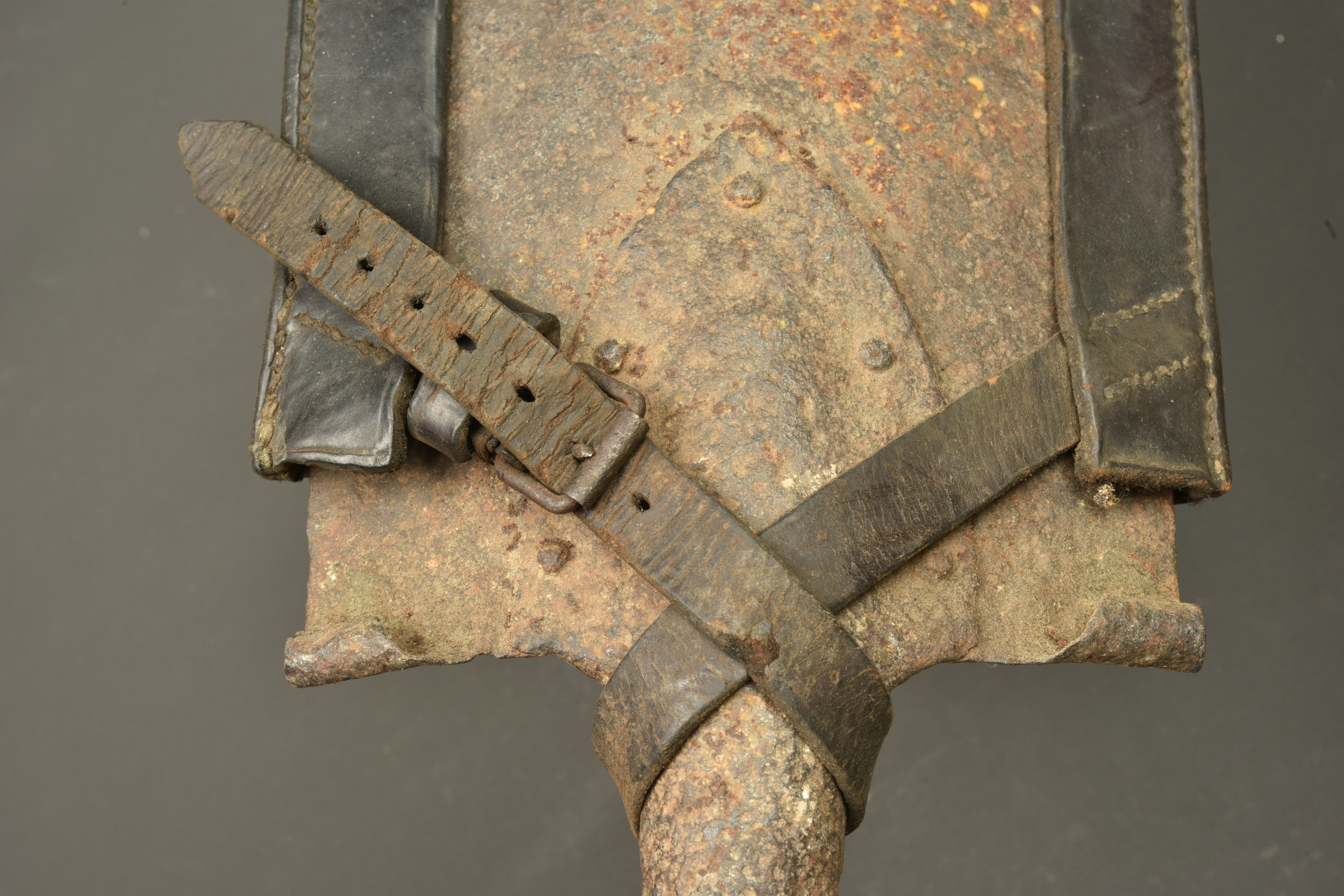 Pelle individuelle allemande entièrement métallique avec étui. All metal German entrenching tool with carrier — photo 2