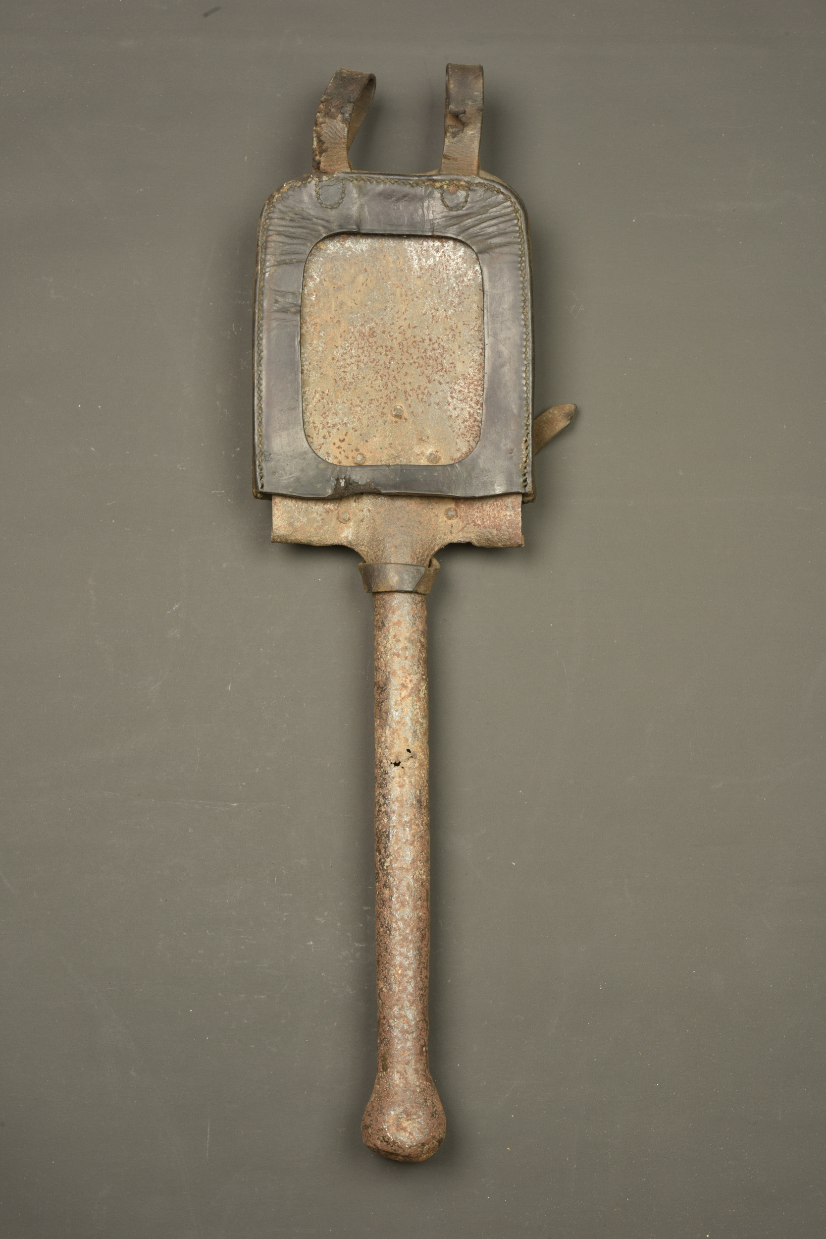 Pelle individuelle allemande entièrement métallique avec étui. All metal German entrenching tool with carrier — photo 5
