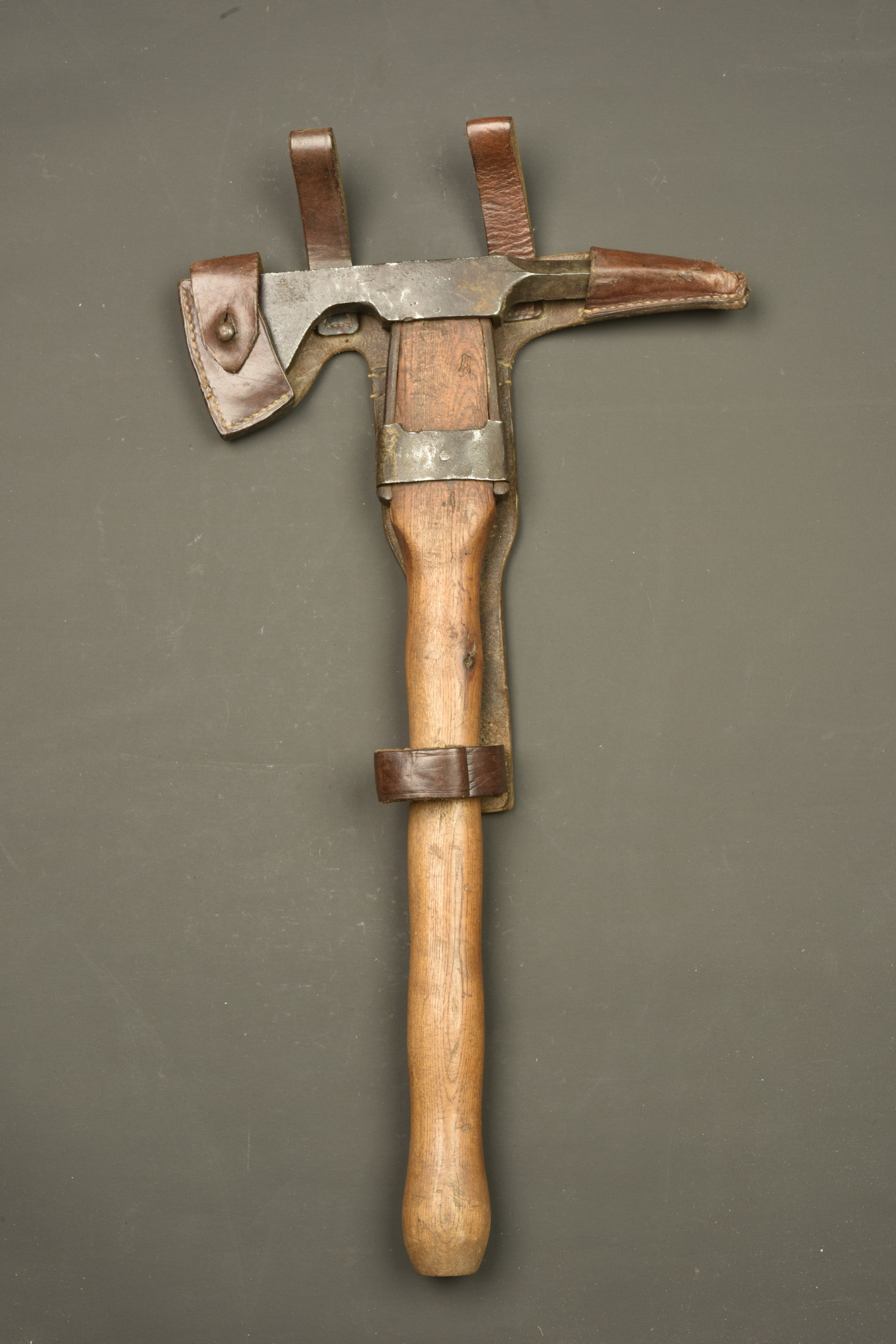 Pic hache allemand Beilpick avec son étui cuir. German Beilpick axe pick with leather carrier — photo 1