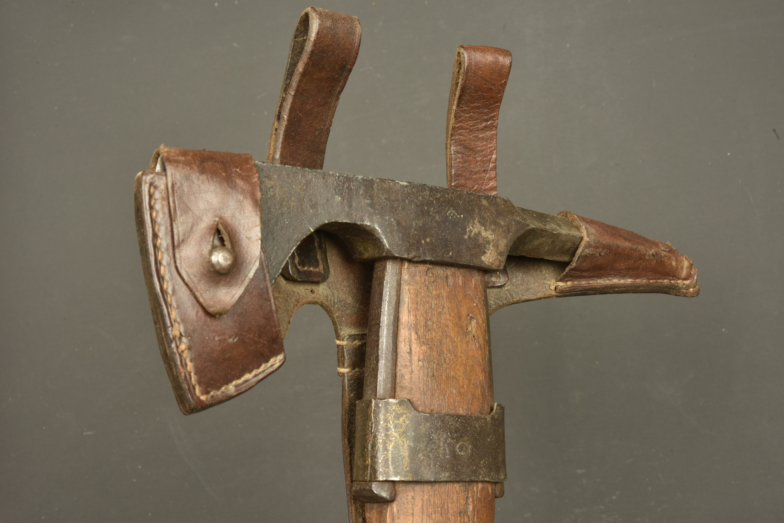 Pic hache allemand Beilpick avec son étui cuir. German Beilpick axe pick with leather carrier — photo 2