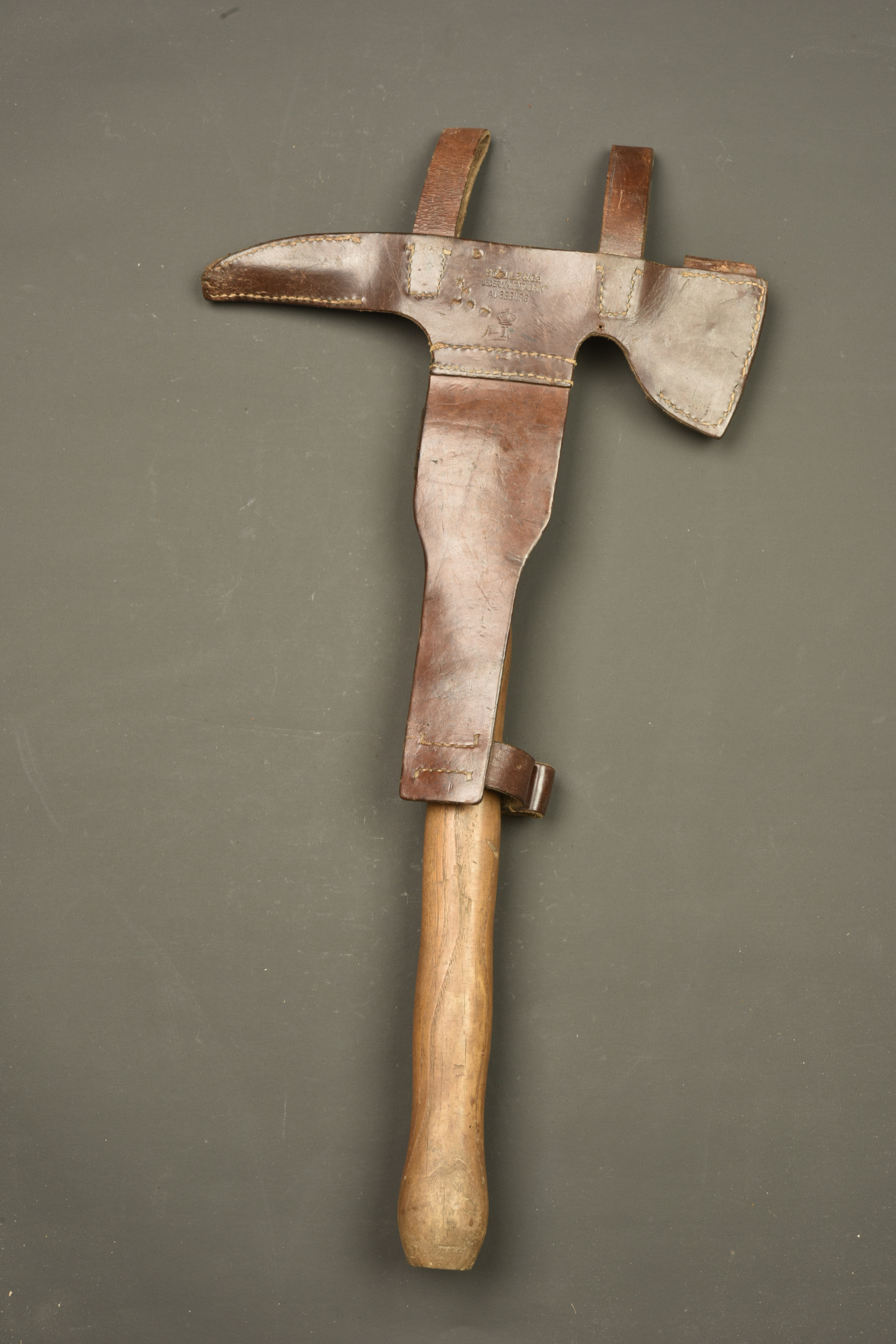 Pic hache allemand Beilpick avec son étui cuir. German Beilpick axe pick with leather carrier — photo 4