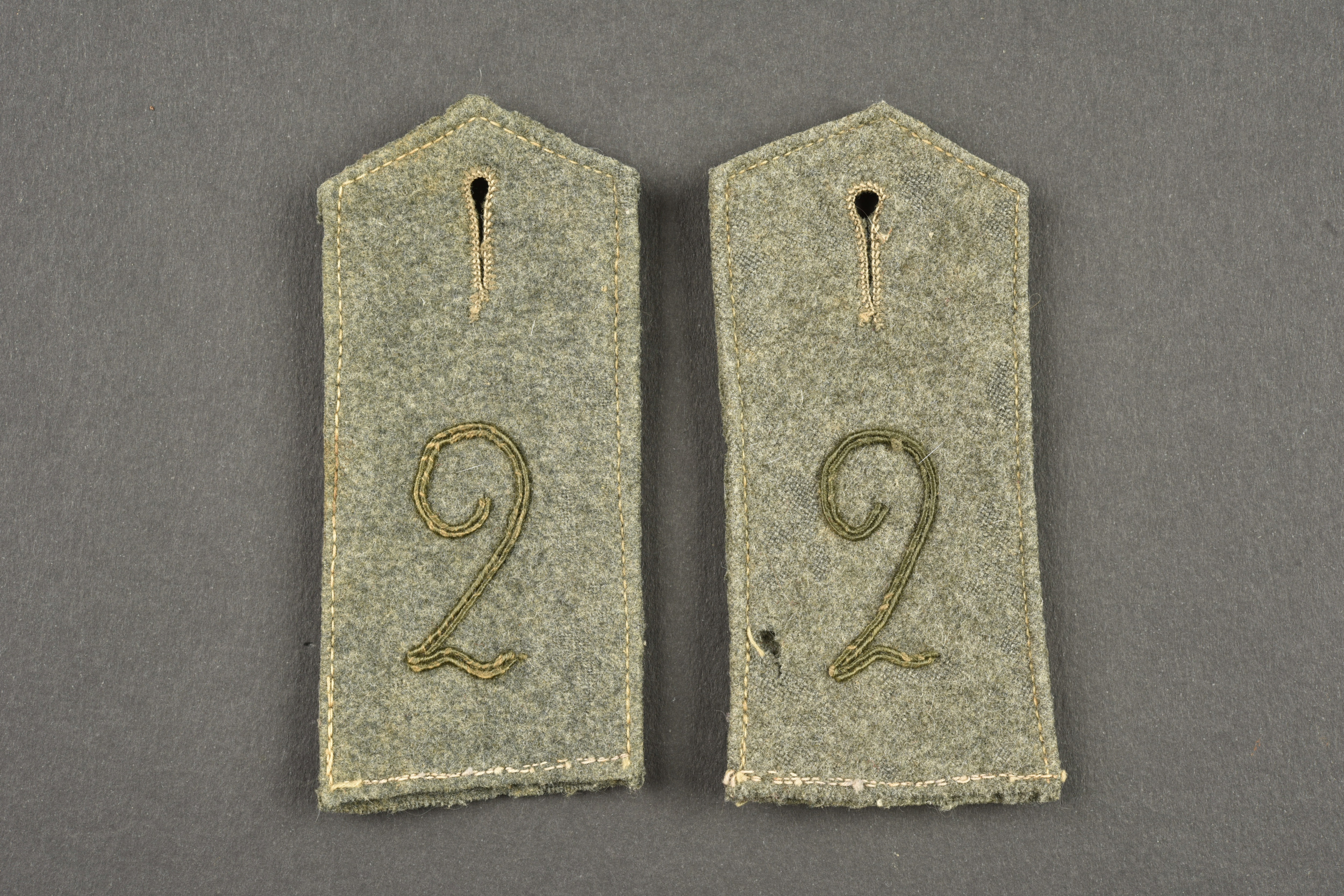 Paire de pattes d'épaule Chasseurs bavarois ou troupes de montagne. Pair of Bavarian Jäger or mountain troop shoulder straps — photo 1
