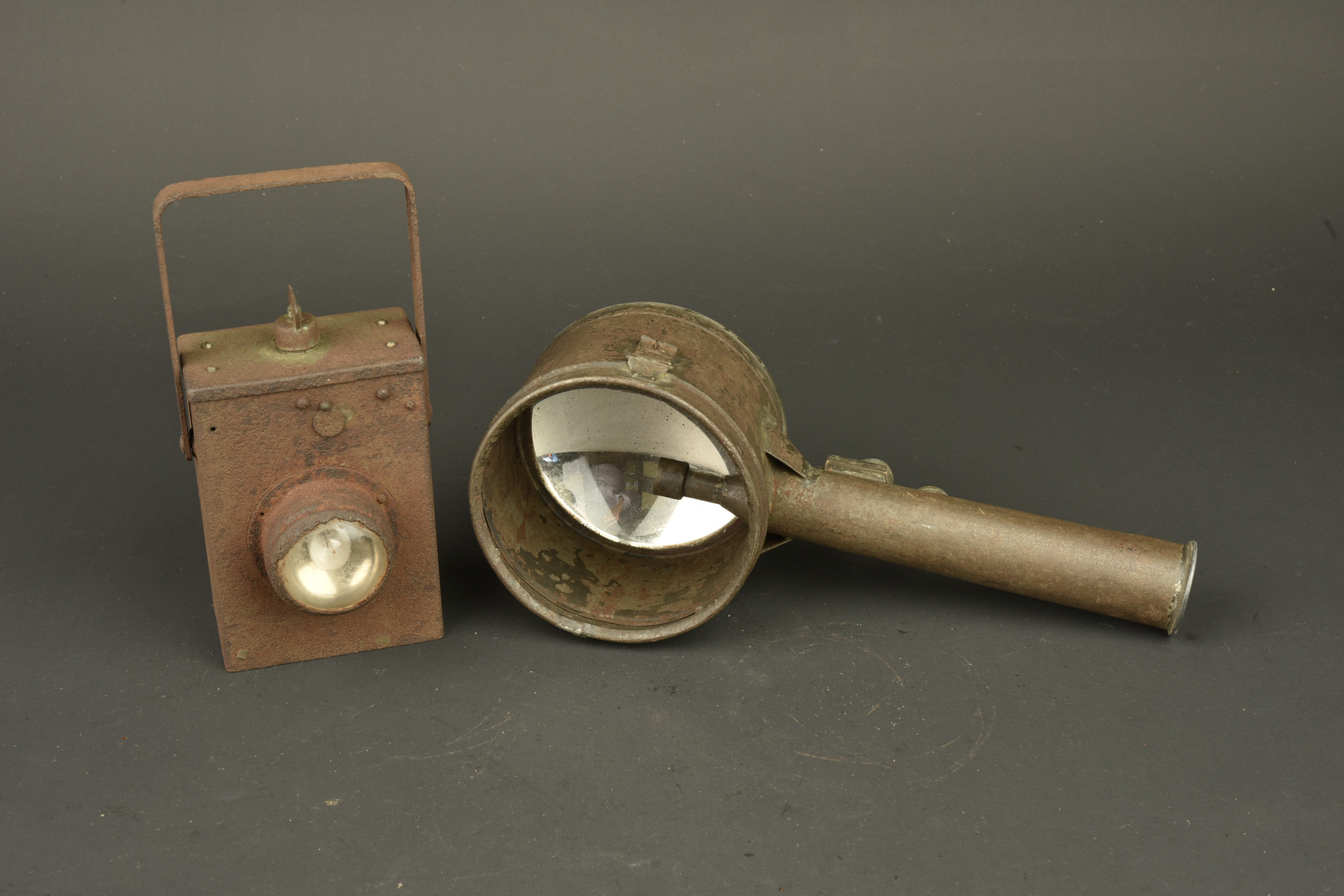 Lot de 2 lampes allemandes feldgrau. Lot of two feldgrau German flashlights — photo 1
