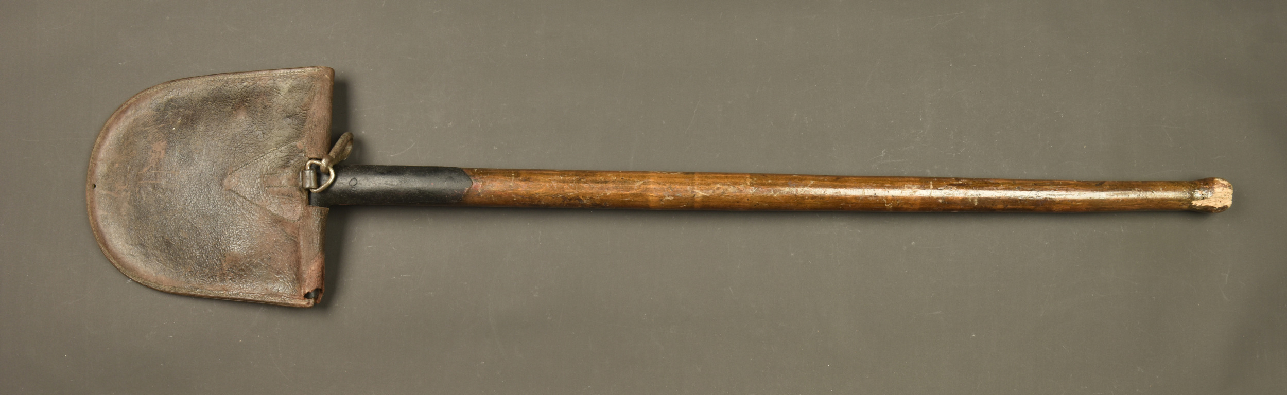 Pelle de Pionnier allemand avec son étui cuir. German Pioneer shovel with leather carrier — photo 1