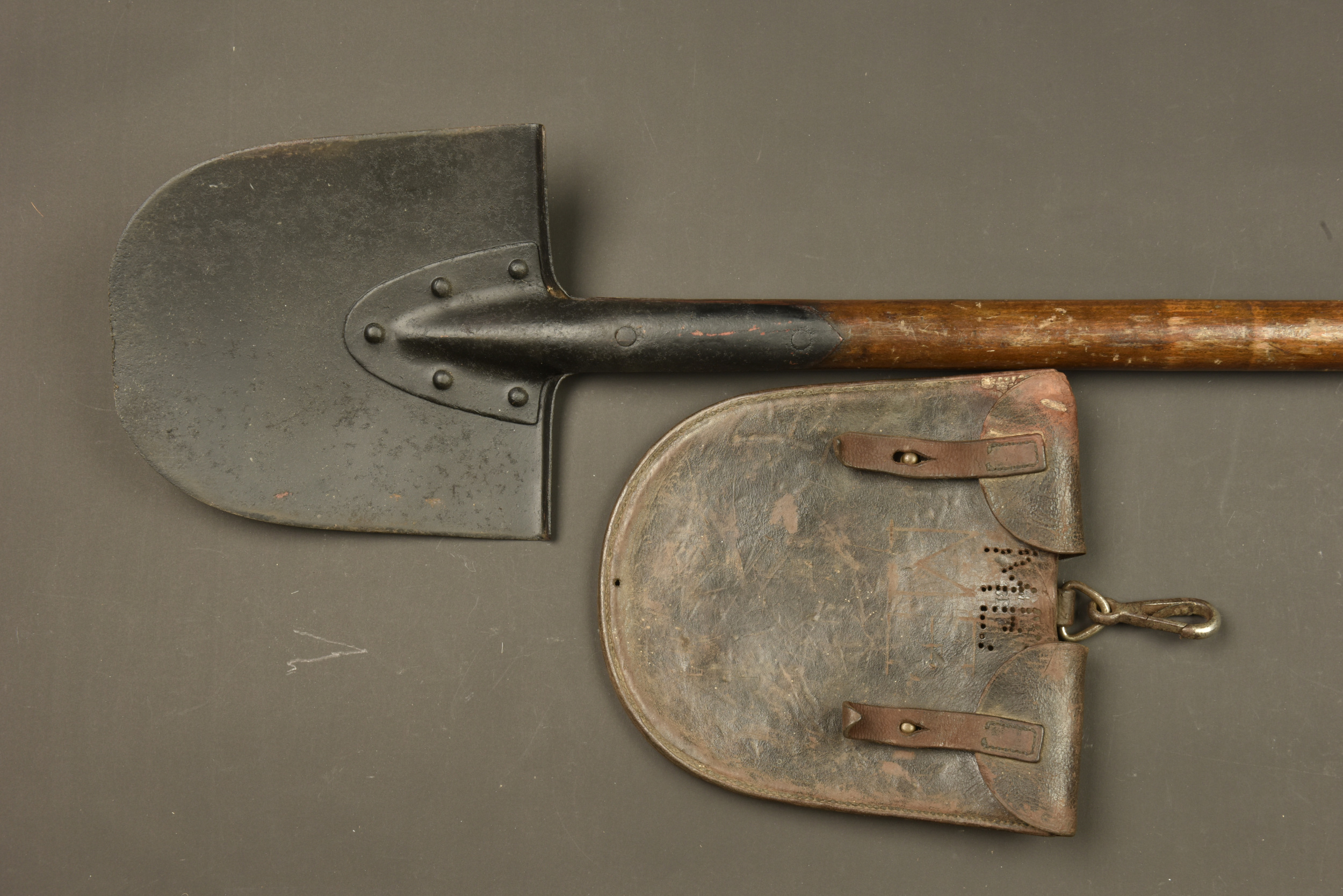 Pelle de Pionnier allemand avec son étui cuir. German Pioneer shovel with leather carrier — photo 2