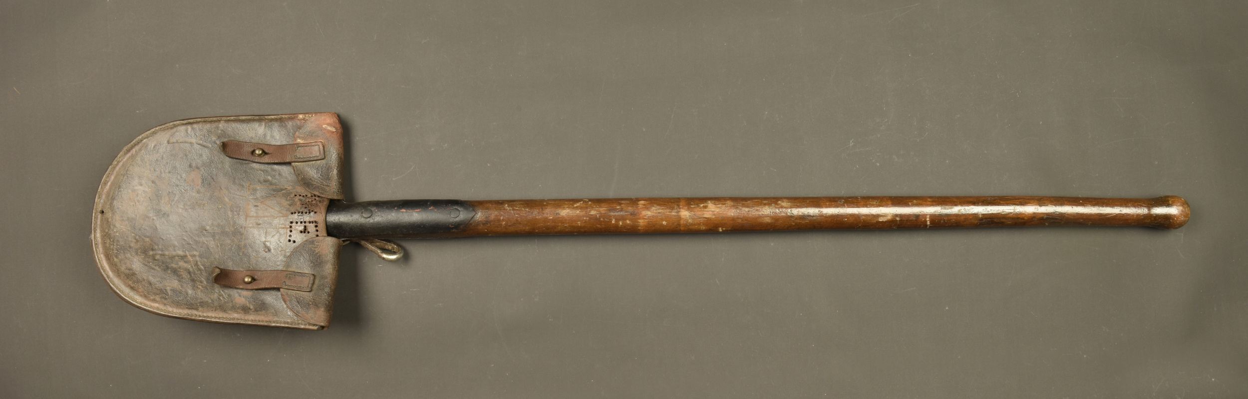 Pelle de Pionnier allemand avec son étui cuir. German Pioneer shovel with leather carrier — photo 5