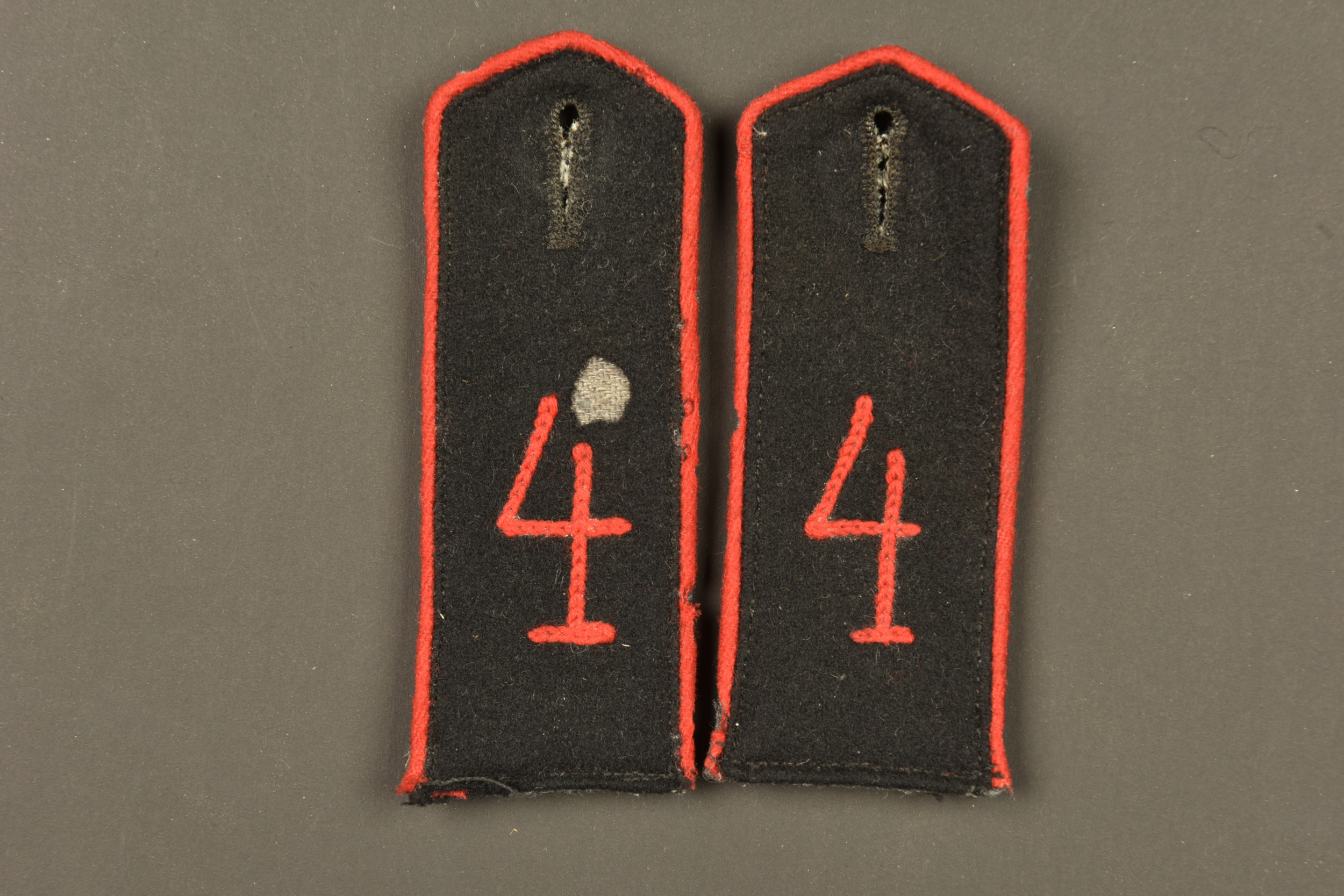 Paire de pattes d'épaule M1915 du 4e bataillon de Pionnier. Pair of Model 1915 shoulder straps of the 4th Pioneer Battalion. — photo 1