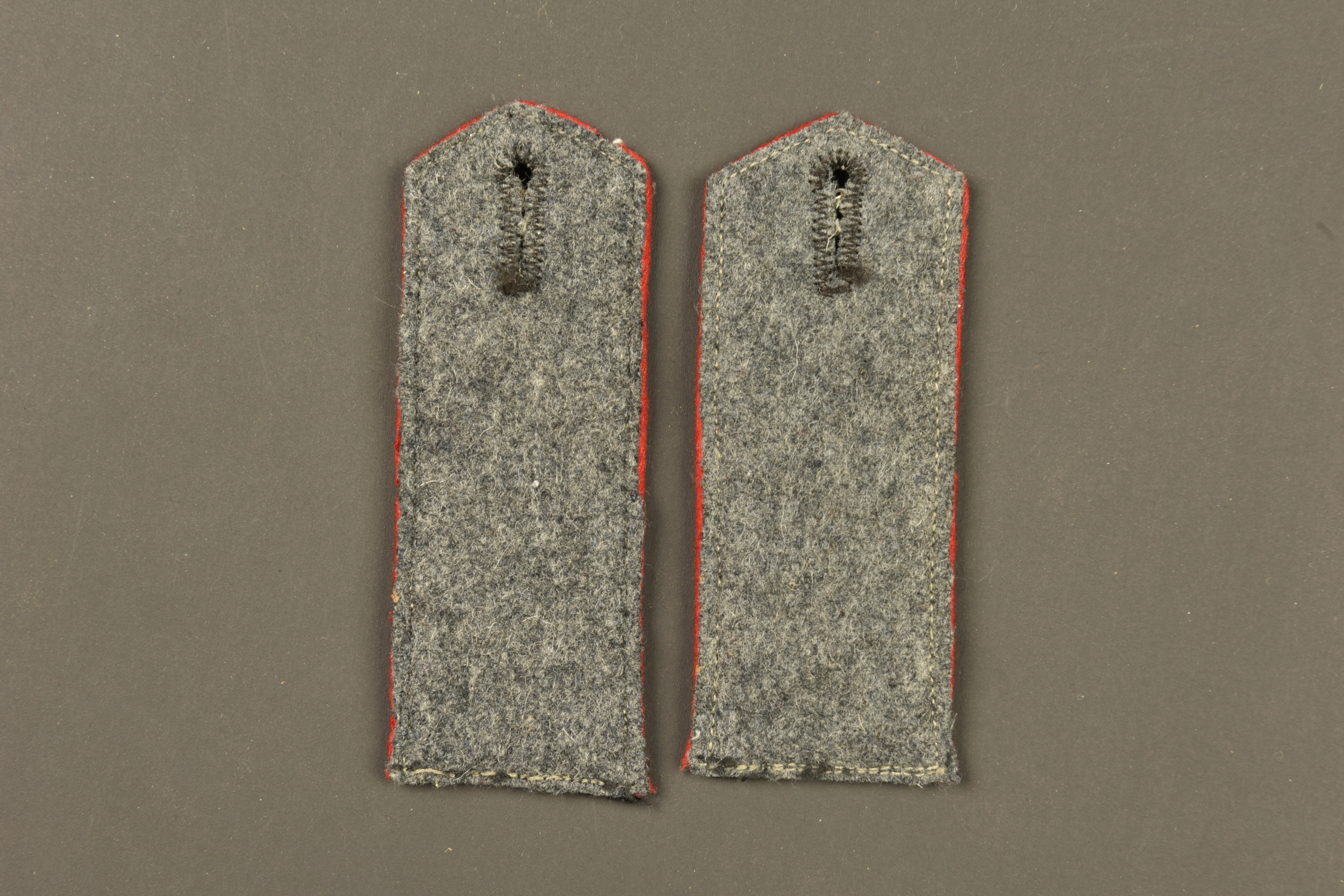Paire de pattes d'épaule M1915 du 4e bataillon de Pionnier. Pair of Model 1915 shoulder straps of the 4th Pioneer Battalion. — photo 2
