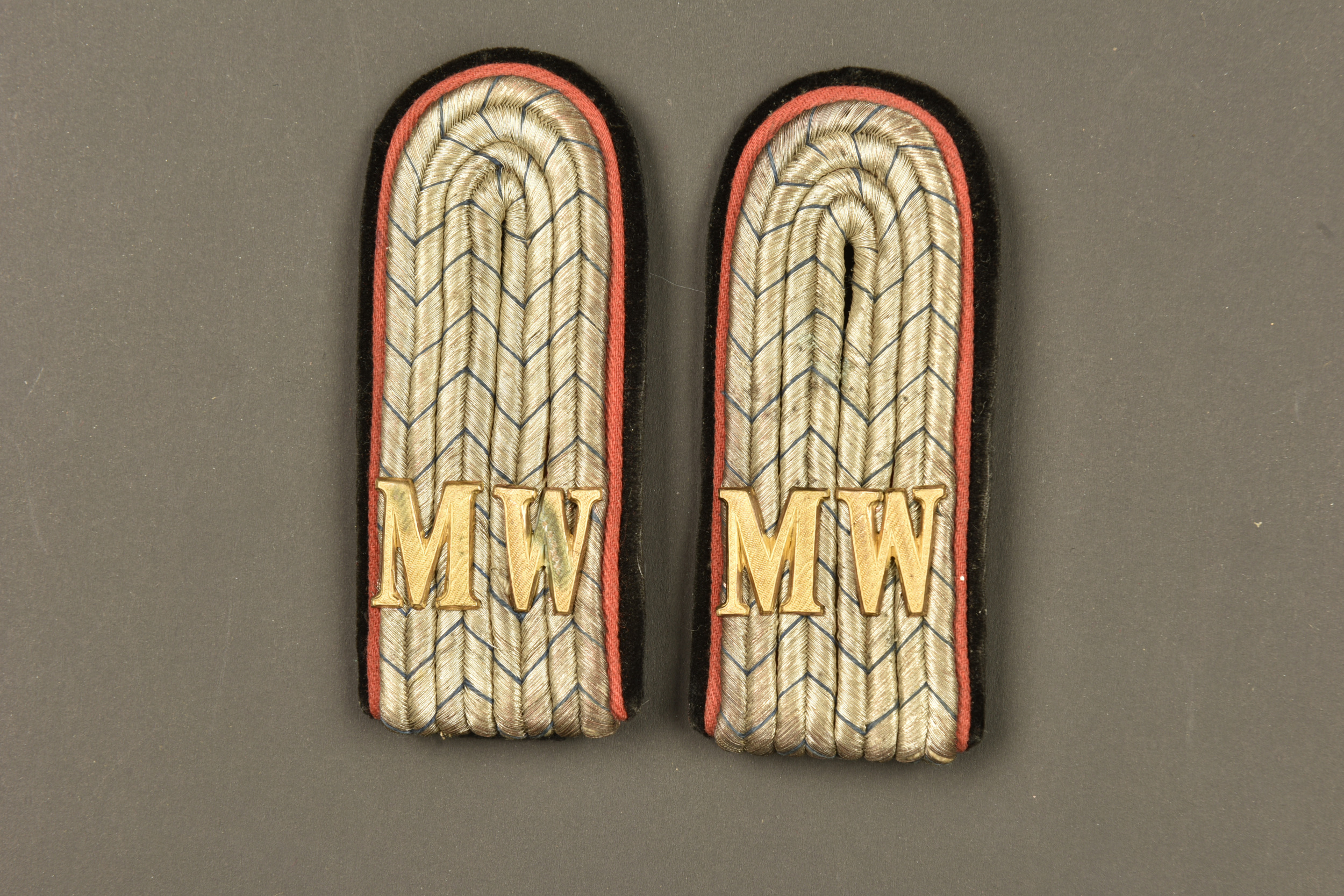 Paire de pattes d'épaule d'un officier de Minen Werfer bavarois. Pair of shoulder straps of a Bavarian Minenwerfer officer. — photo 1