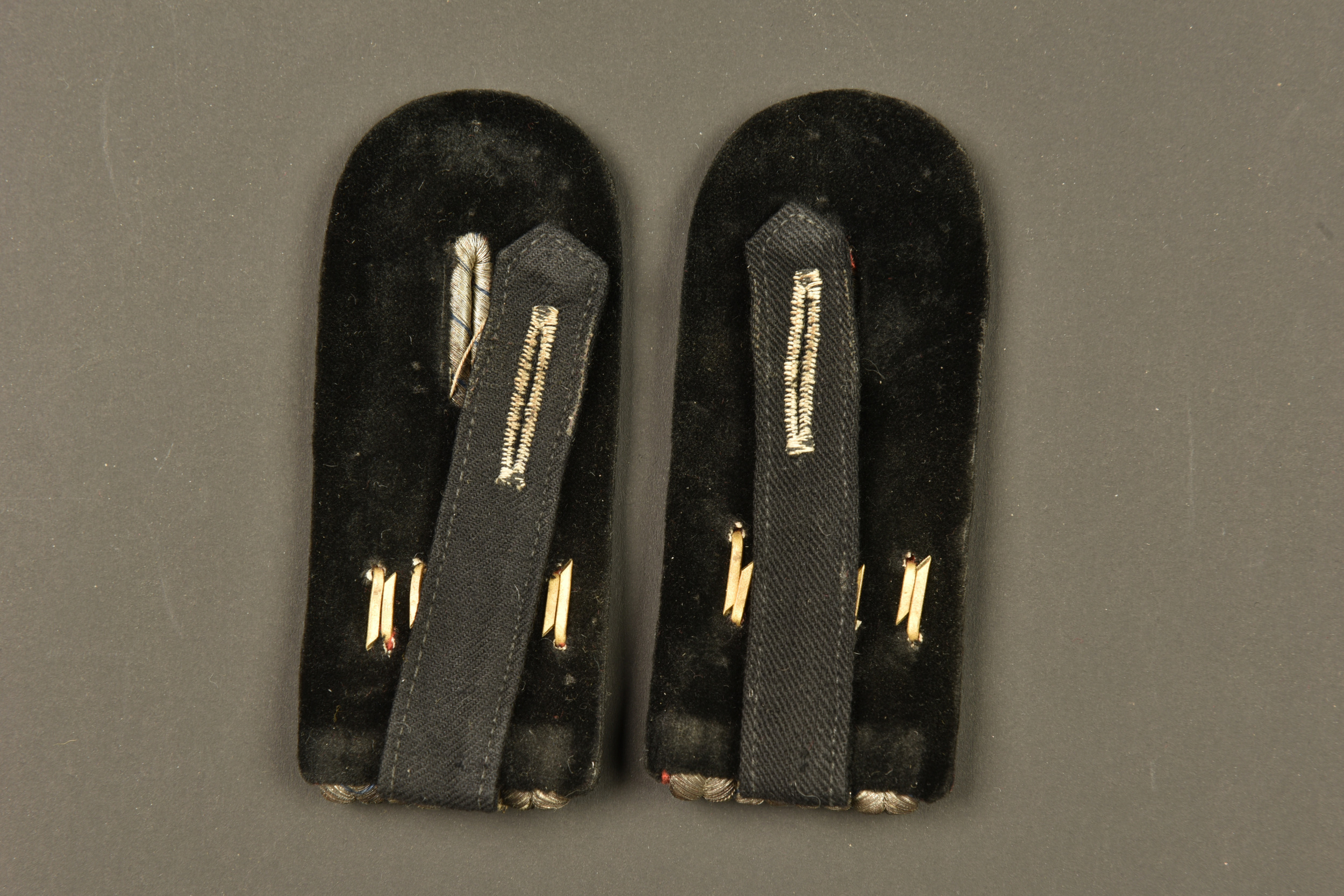 Paire de pattes d'épaule d'un officier de Minen Werfer bavarois. Pair of shoulder straps of a Bavarian Minenwerfer officer. — photo 2