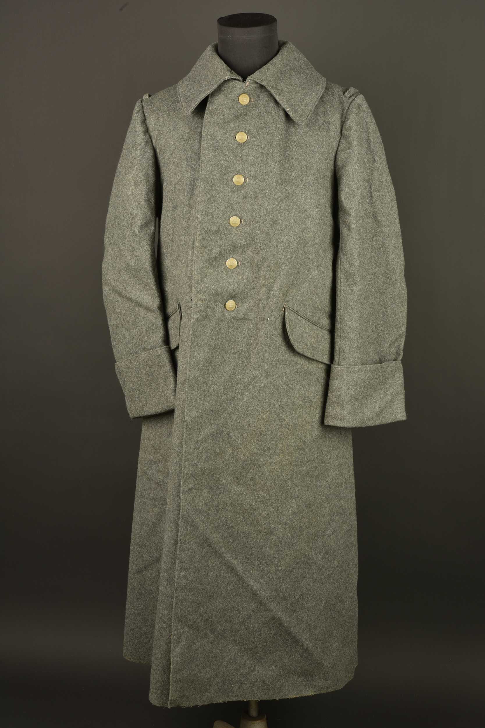 Capote allemande feldgrau M1915 d'un artilleur bavarois. German feldgrau Model 1915 greatcoat of a Bavarian artilleryman. — photo 1
