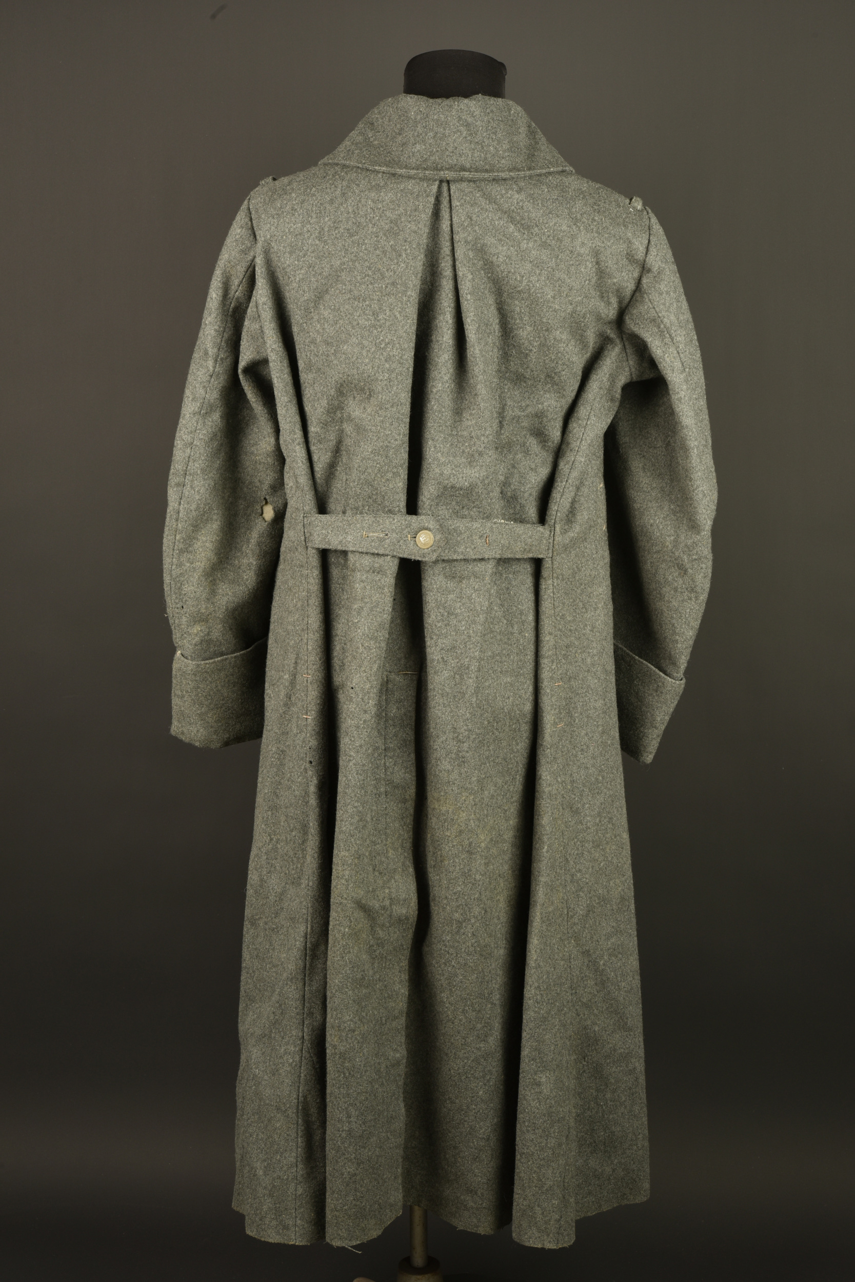 Capote allemande feldgrau M1915 d'un artilleur bavarois. German feldgrau Model 1915 greatcoat of a Bavarian artilleryman. — photo 11