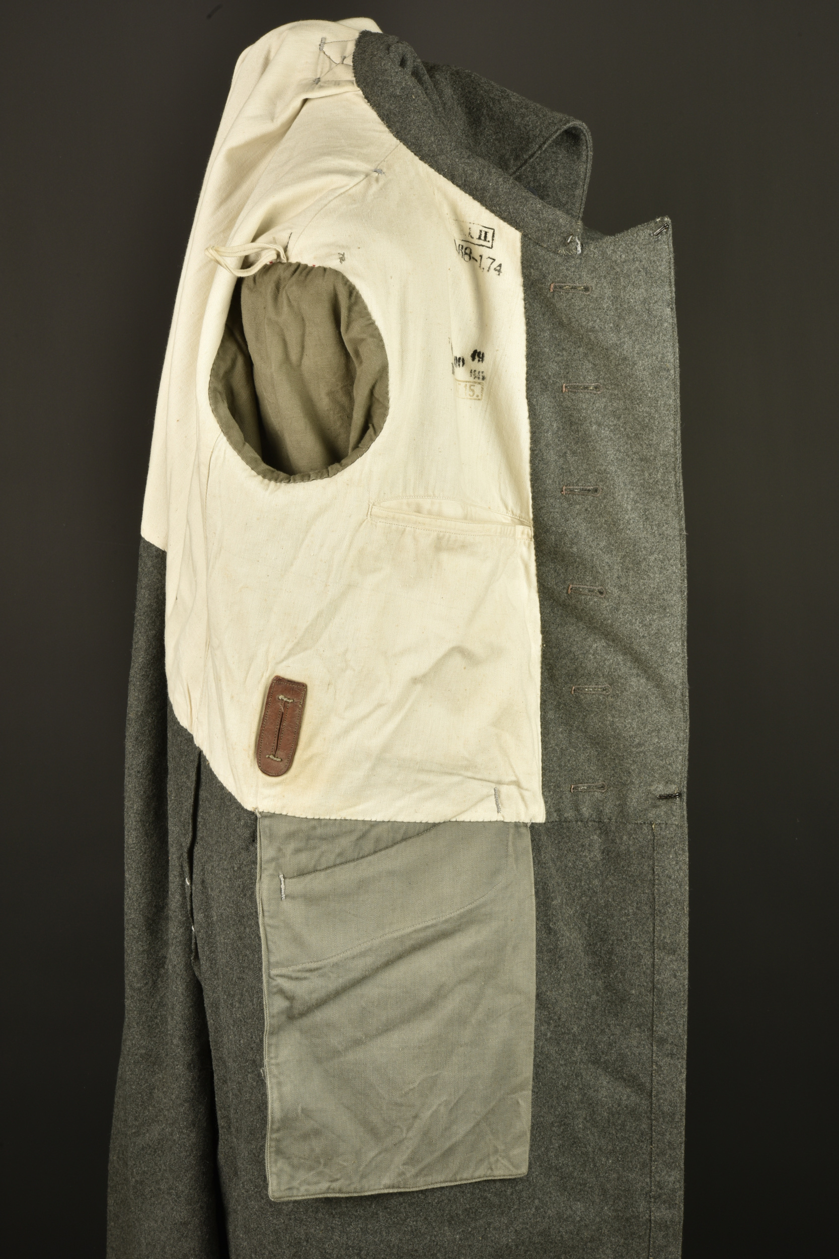 Capote allemande feldgrau M1915 d'un artilleur bavarois. German feldgrau Model 1915 greatcoat of a Bavarian artilleryman. — photo 4