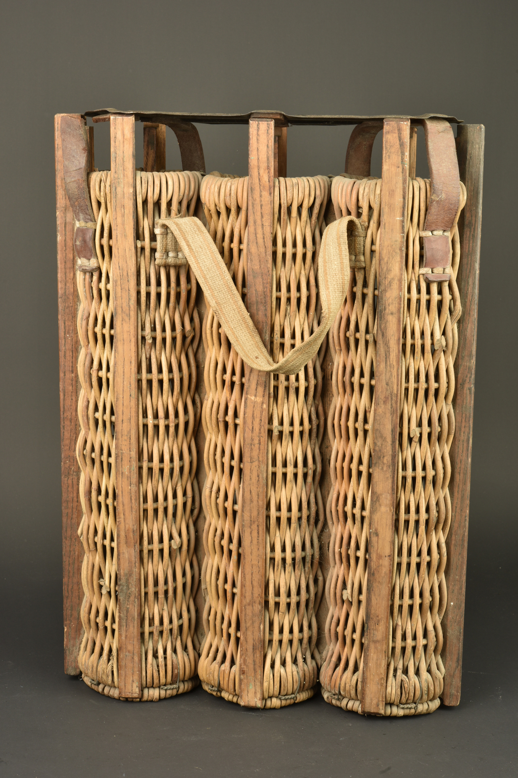 Panier en osier pour 3 coups de 77mm allemand. Wicker basket for three German 77 mm shells. — photo 1