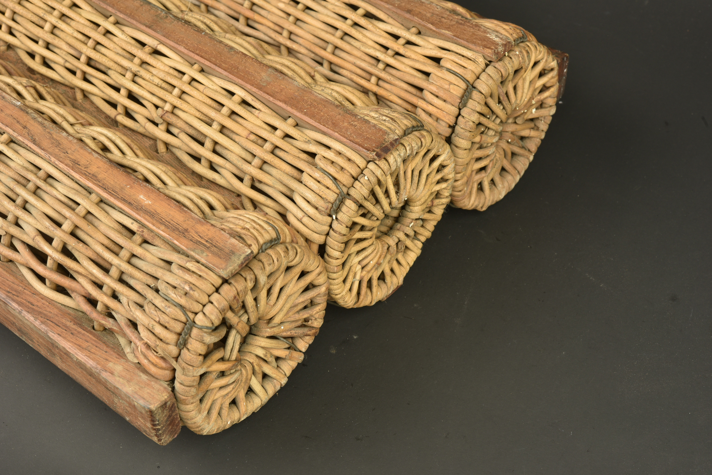 Panier en osier pour 3 coups de 77mm allemand. Wicker basket for three German 77 mm shells. — photo 2
