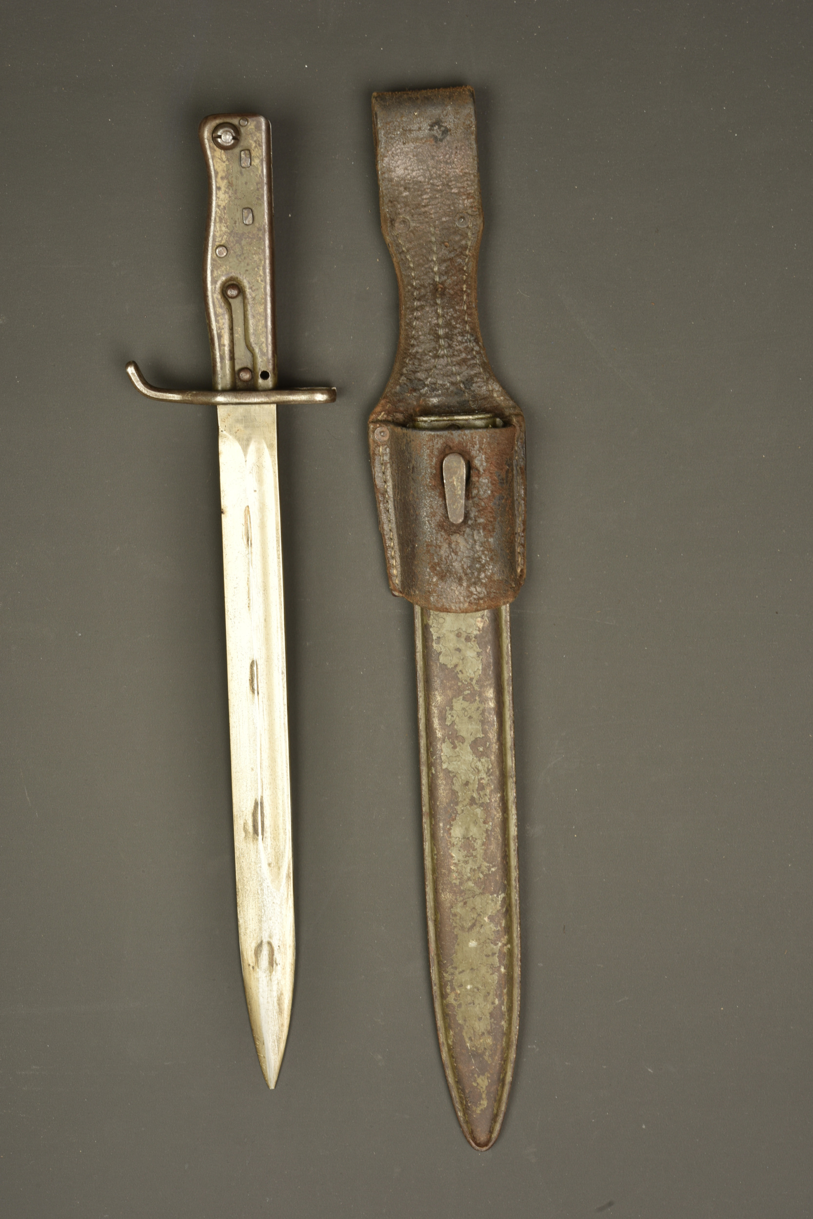 Baïonnette ersatz avec porte fourreau. Ersatz bayonet with frog. — photo 1