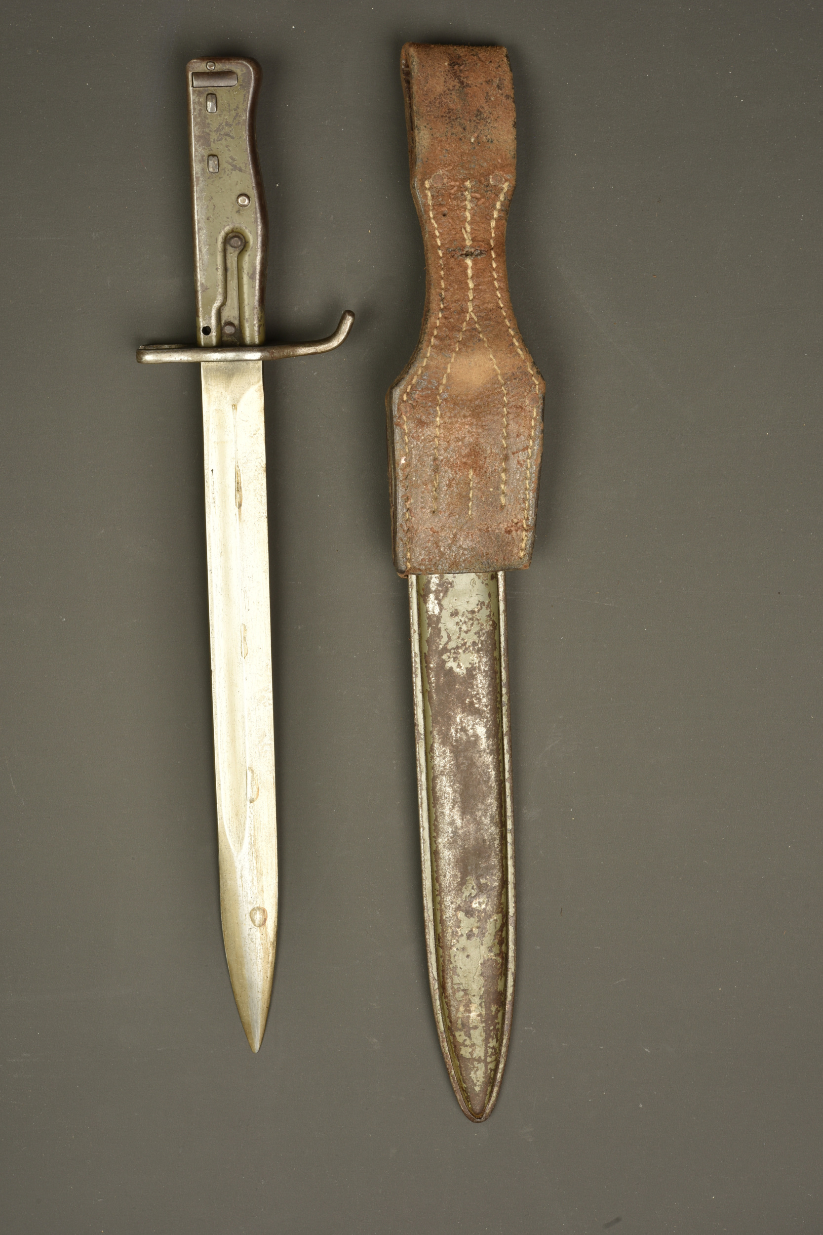 Baïonnette ersatz avec porte fourreau. Ersatz bayonet with frog. — photo 3