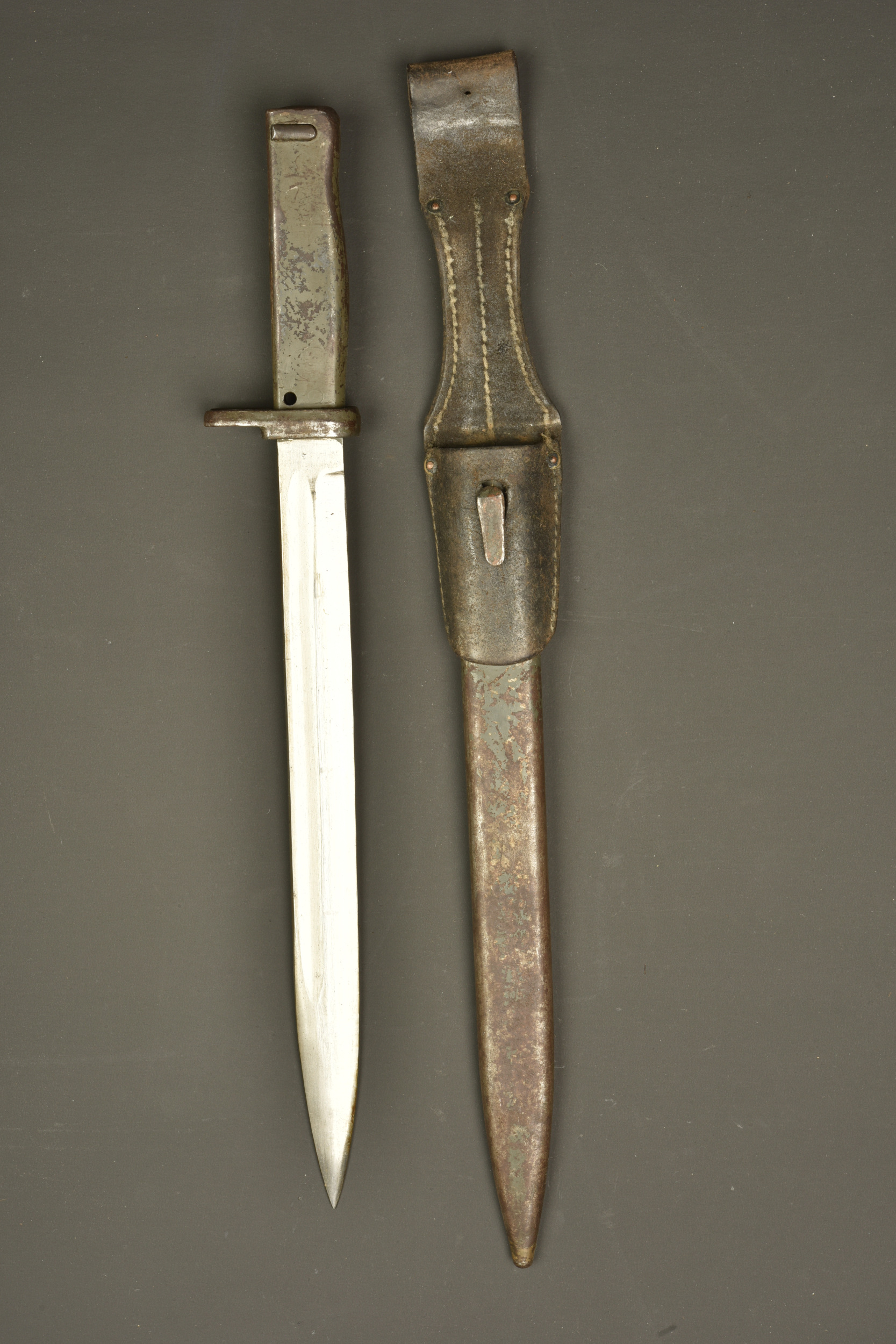 Baïonnette ersatz avec porte fourreau. Ersatz bayonet with frog. — photo 1