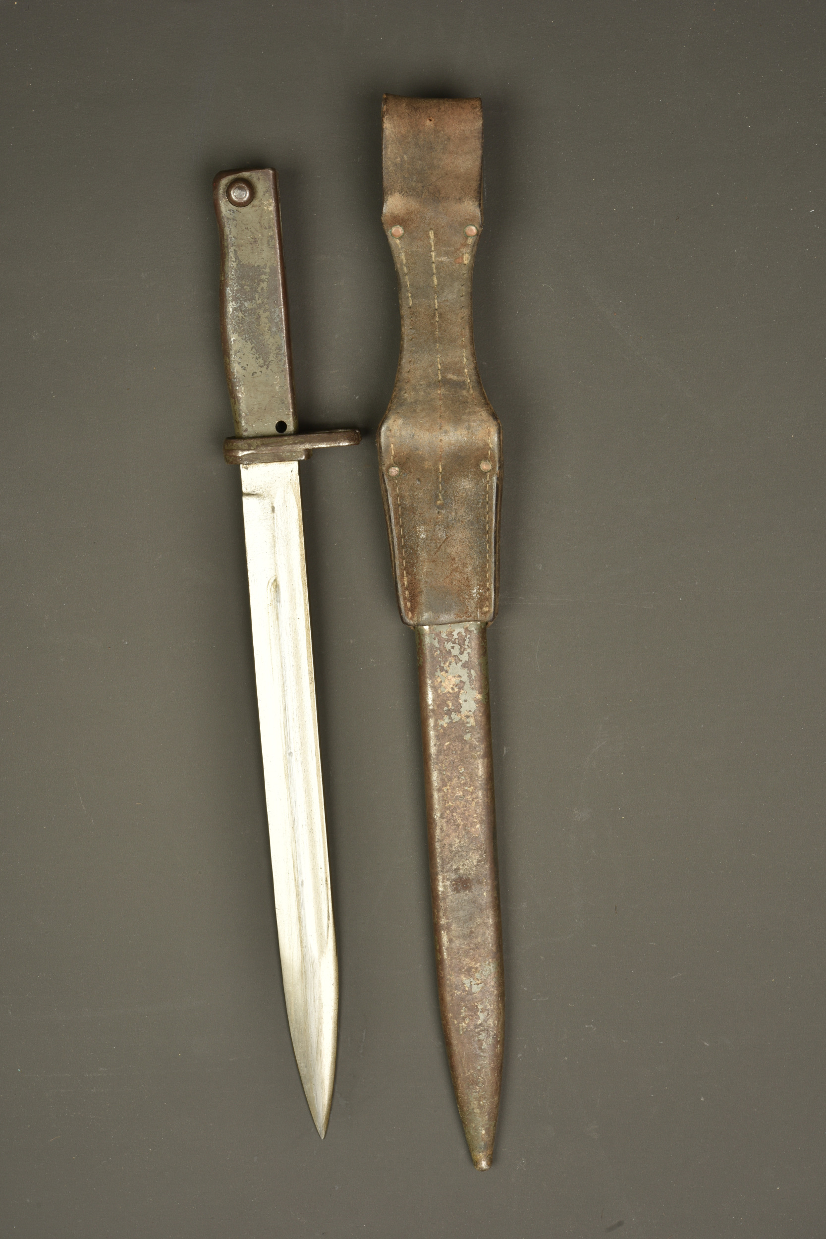 Baïonnette ersatz avec porte fourreau. Ersatz bayonet with frog. — photo 3