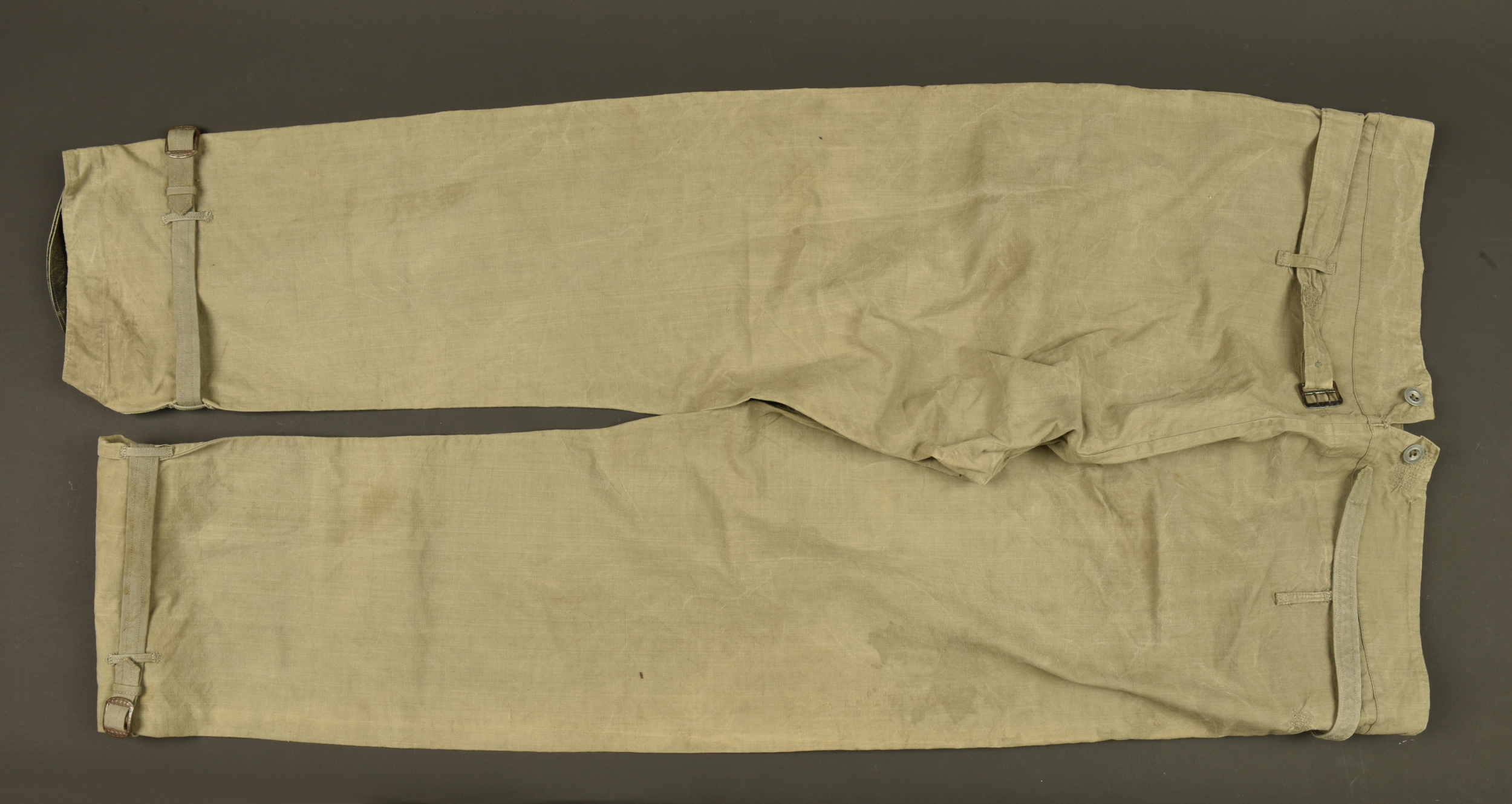 Sur pantalon allemand feldgrau. German feldgrau overtrousers. — photo 3