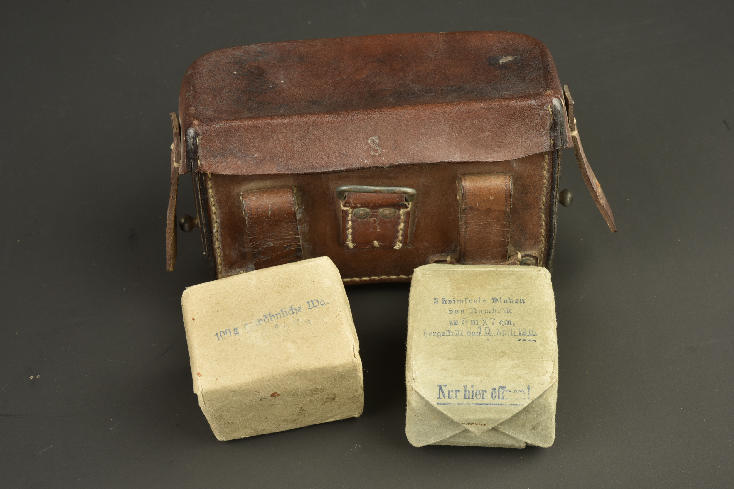 Deux sacoches d'infirmier allemand. Two German medic pouches. — photo 3