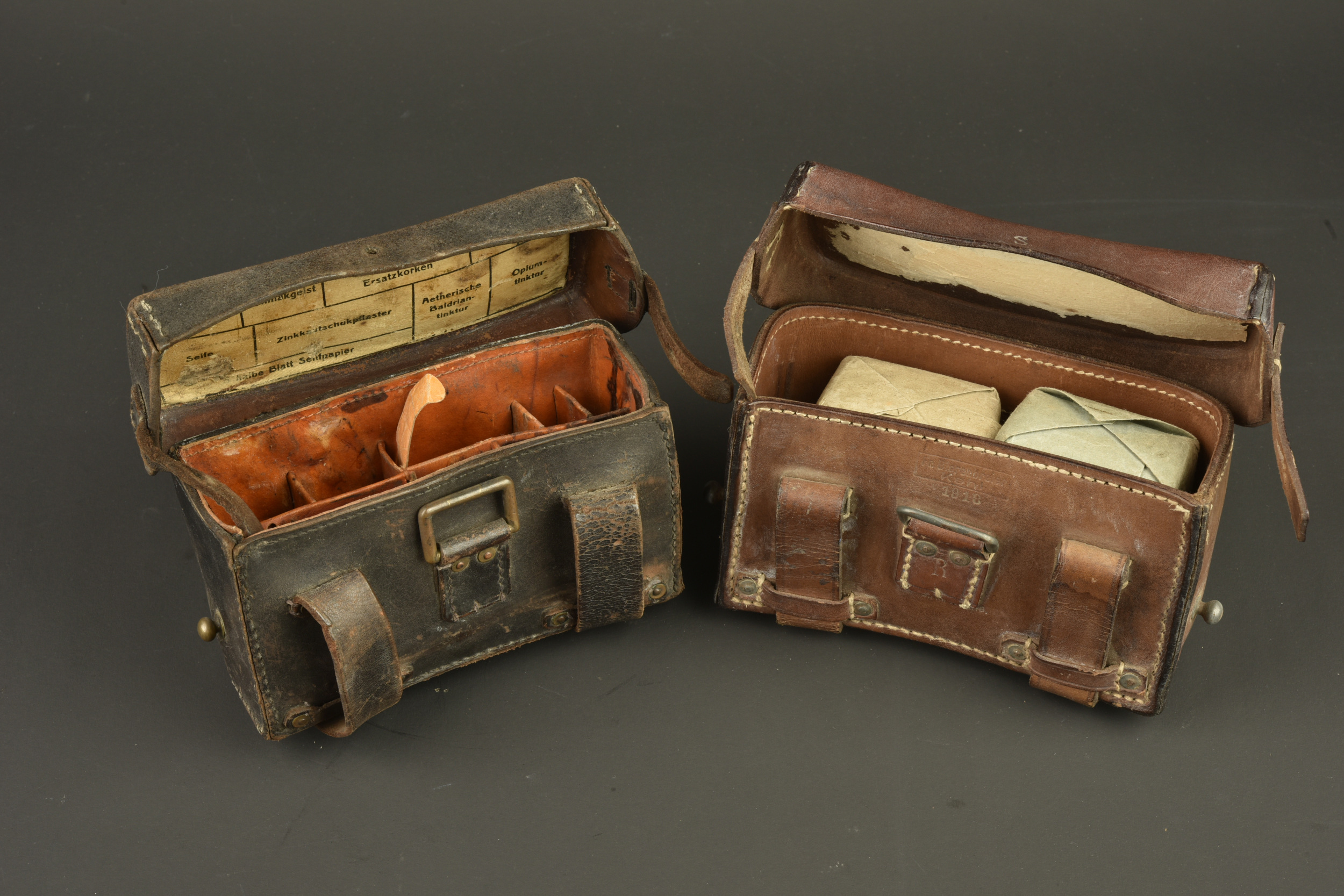 Deux sacoches d'infirmier allemand. Two German medic pouches. — photo 4