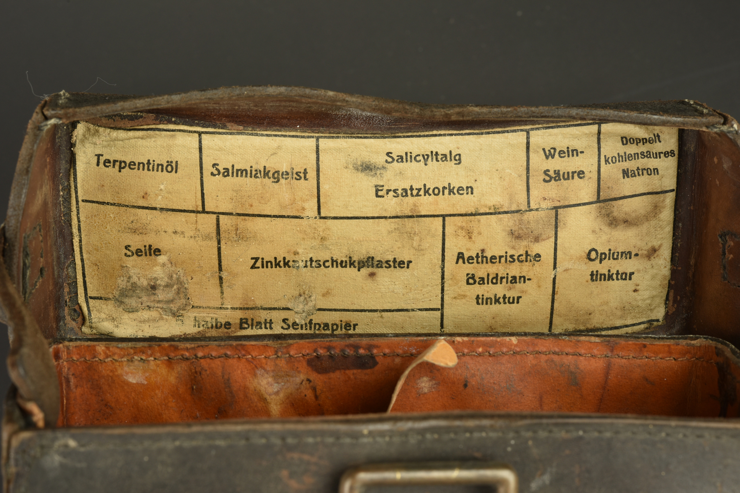 Deux sacoches d'infirmier allemand. Two German medic pouches. — photo 6