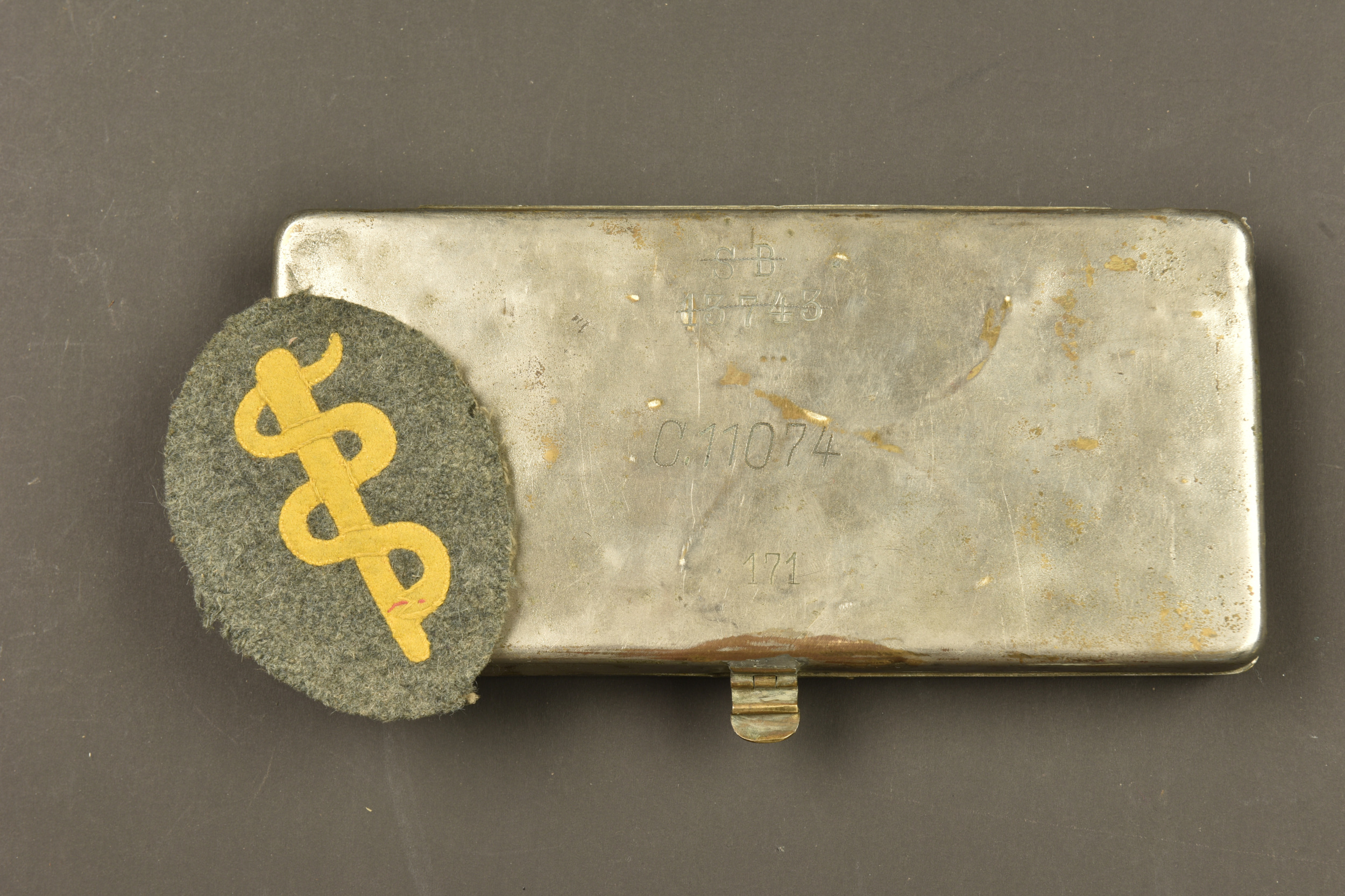 Insigne d'infirmier allemand et boîte d'ustensiles médicaux. German medic badge and medical instrument case. — photo 1