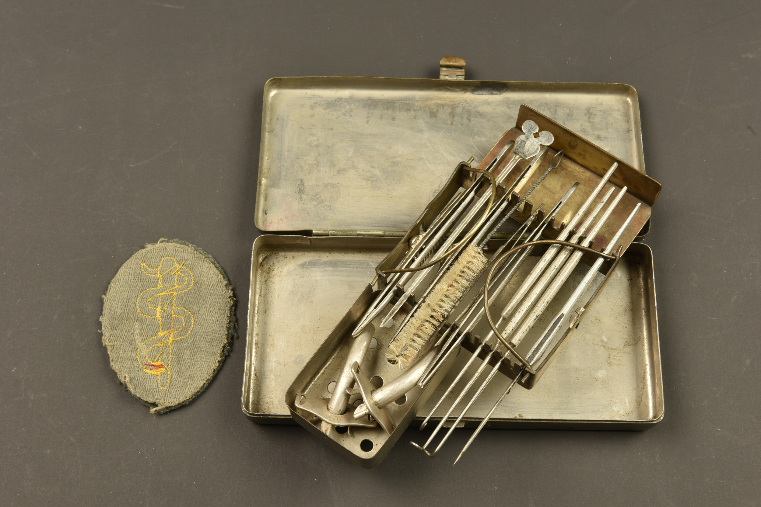 Insigne d'infirmier allemand et boîte d'ustensiles médicaux. German medic badge and medical instrument case. — photo 2