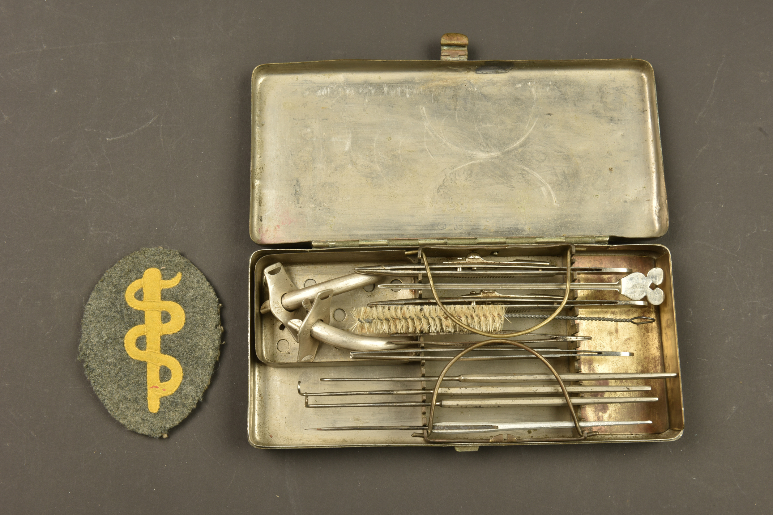 Insigne d'infirmier allemand et boîte d'ustensiles médicaux. German medic badge and medical instrument case. — photo 3