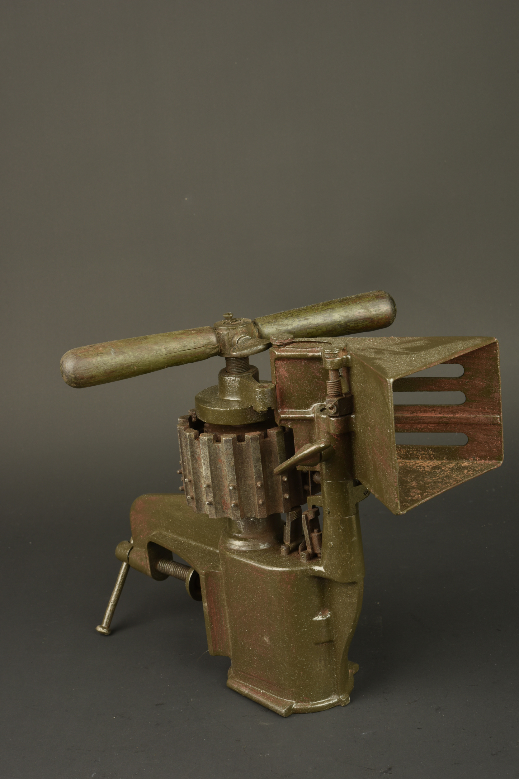 Machine à garnir les bandes pour MG08 Gurtfuller. Belt loading machine for MG08 ammunition belts, Gurtfüller. — photo 1