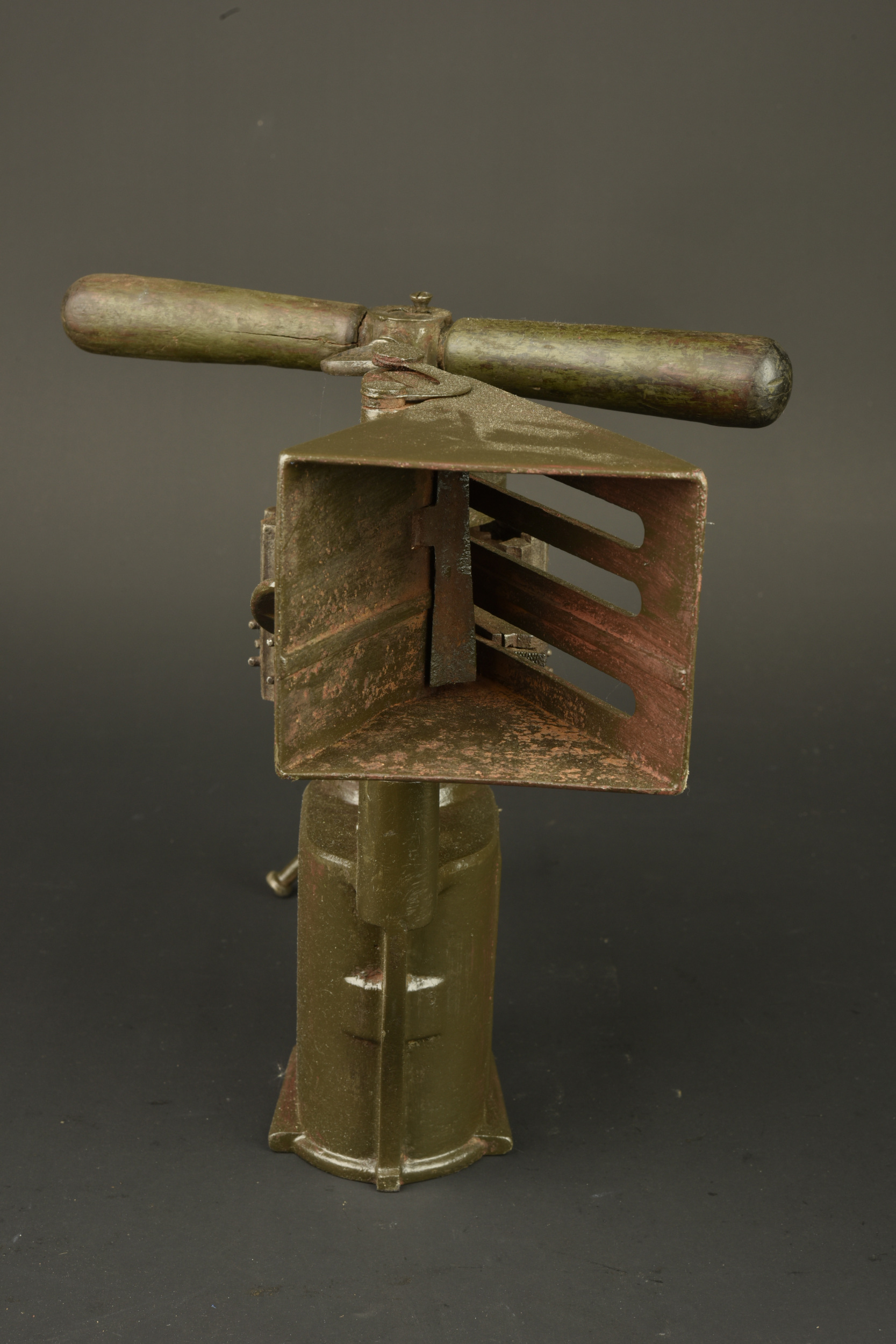Machine à garnir les bandes pour MG08 Gurtfuller. Belt loading machine for MG08 ammunition belts, Gurtfüller. — photo 2